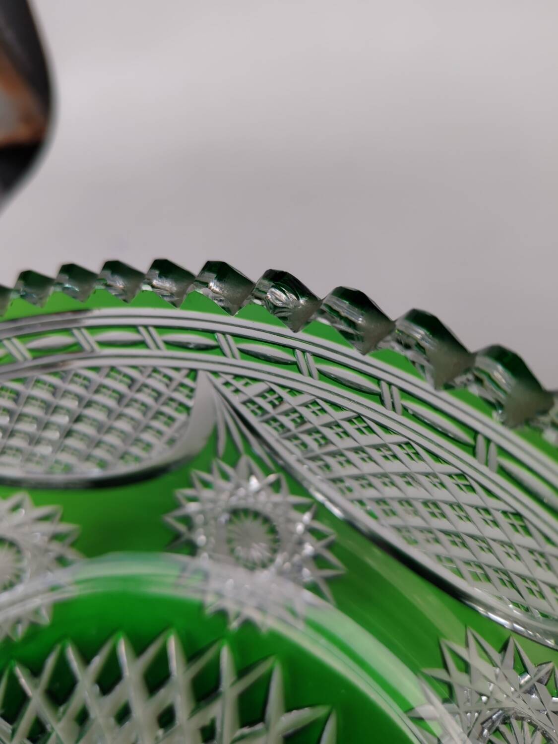 Saladier en cristal vert, première partie du XX ème siècle