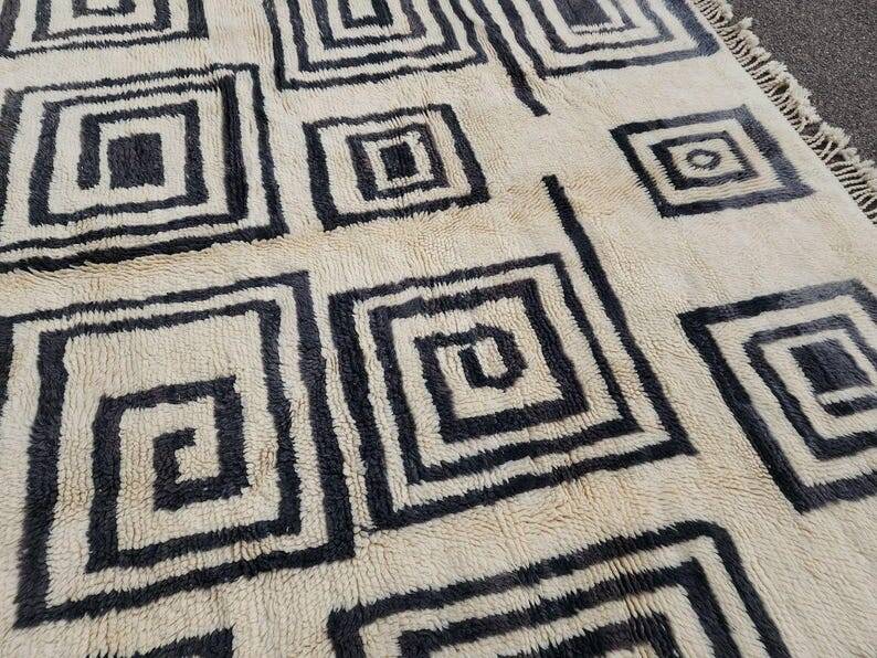 Moroccan Berber rug in cream and black 300x200 cm – spiral geometric pattern