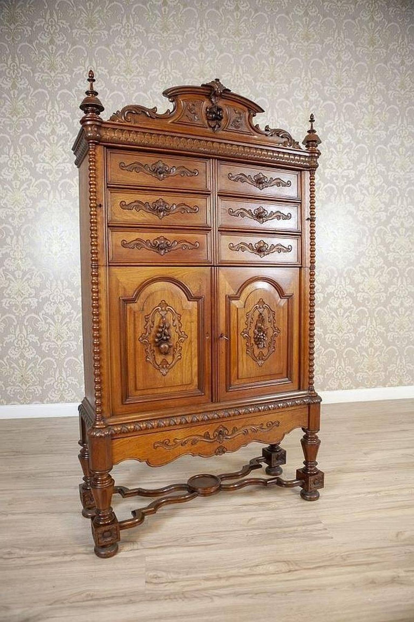 Cabinet de style Renaissance Revival en noyer, 1900