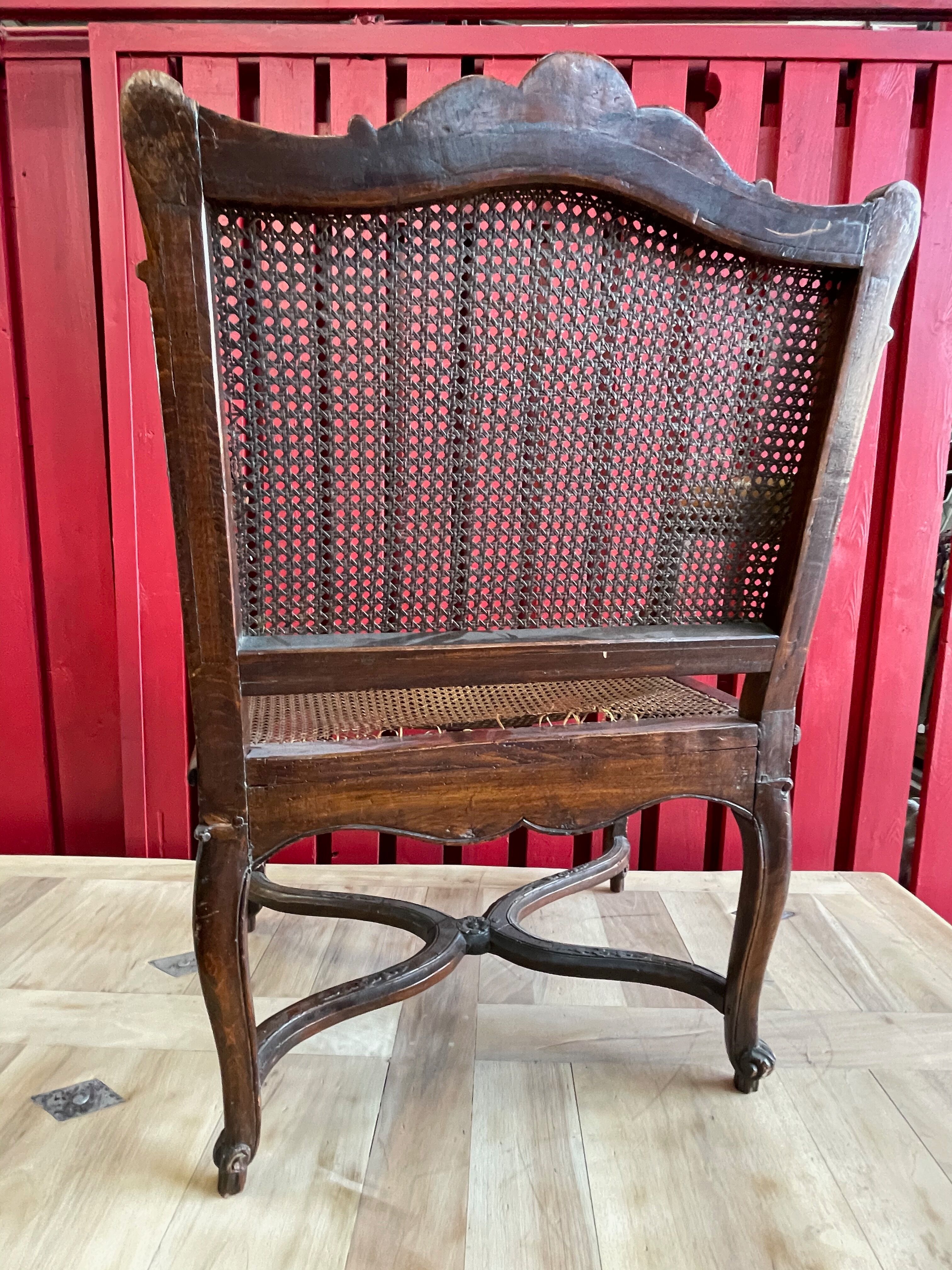 Fauteuil en noyer à fond de canne d'époque Régence début XVIIIème siècle