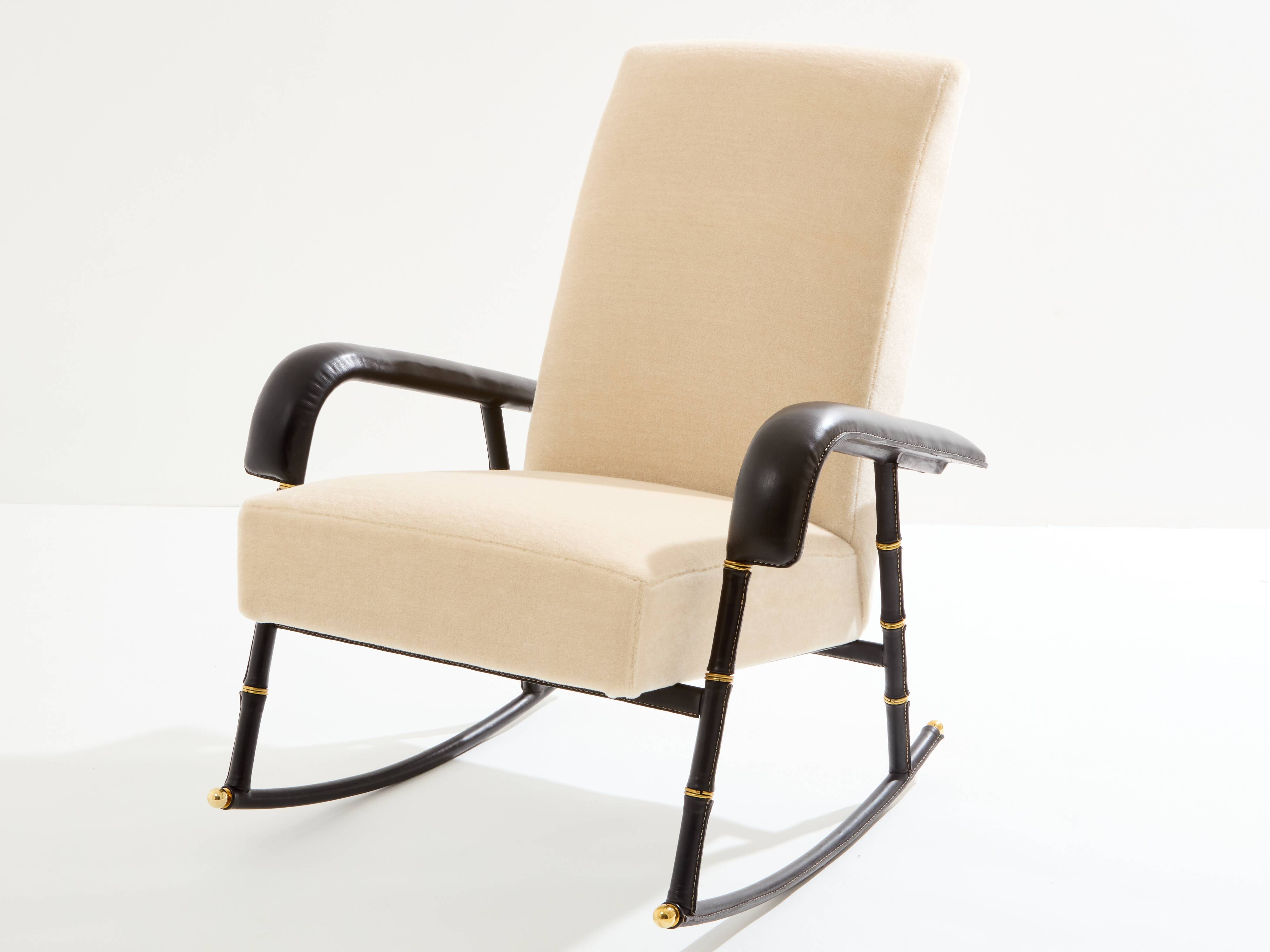 Jacques Adnet Fauteuil à bascule et ottoman cuir et velours de mohair 1950