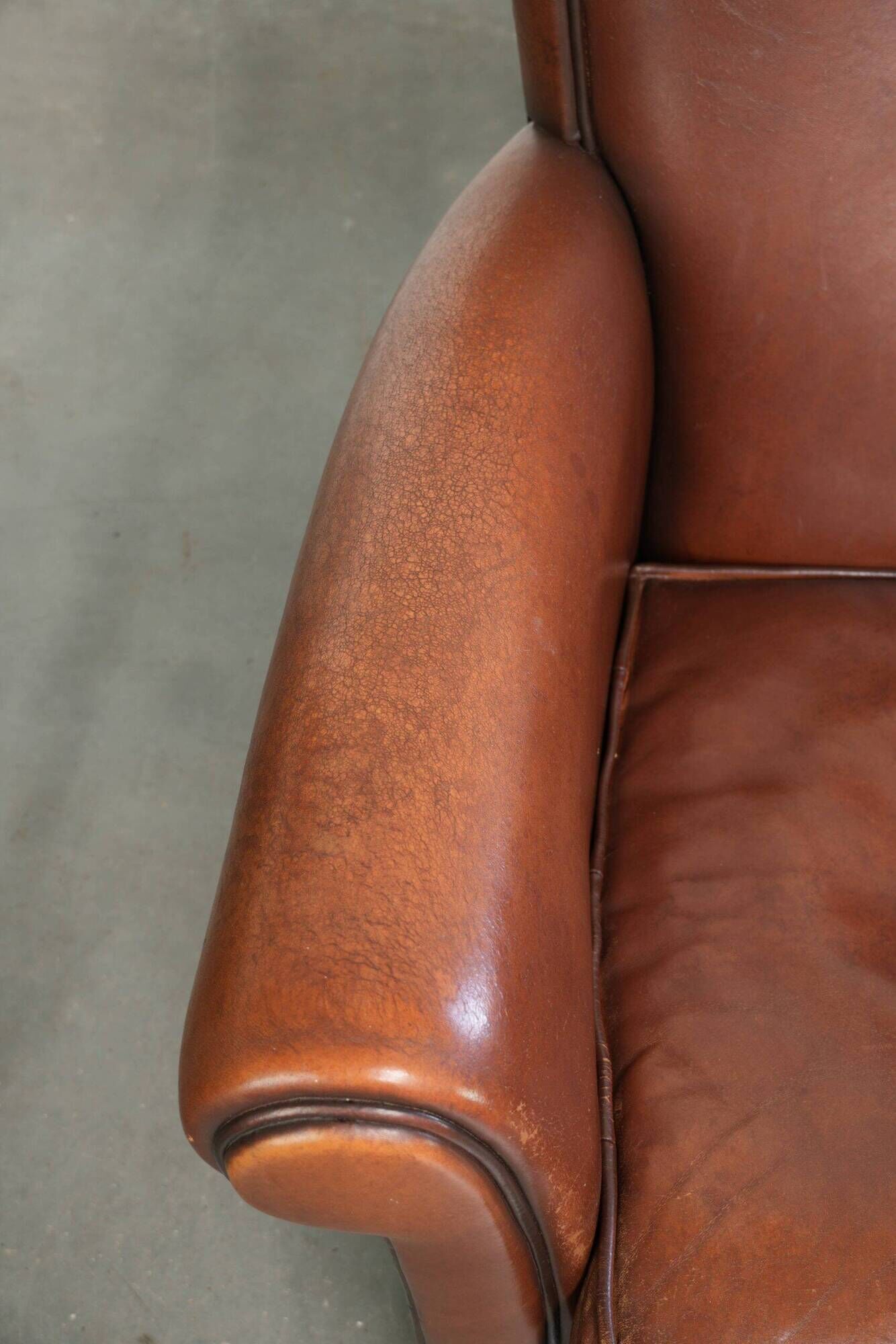 Set of 2 comfortable sheepskin armchairs with a timeless look
