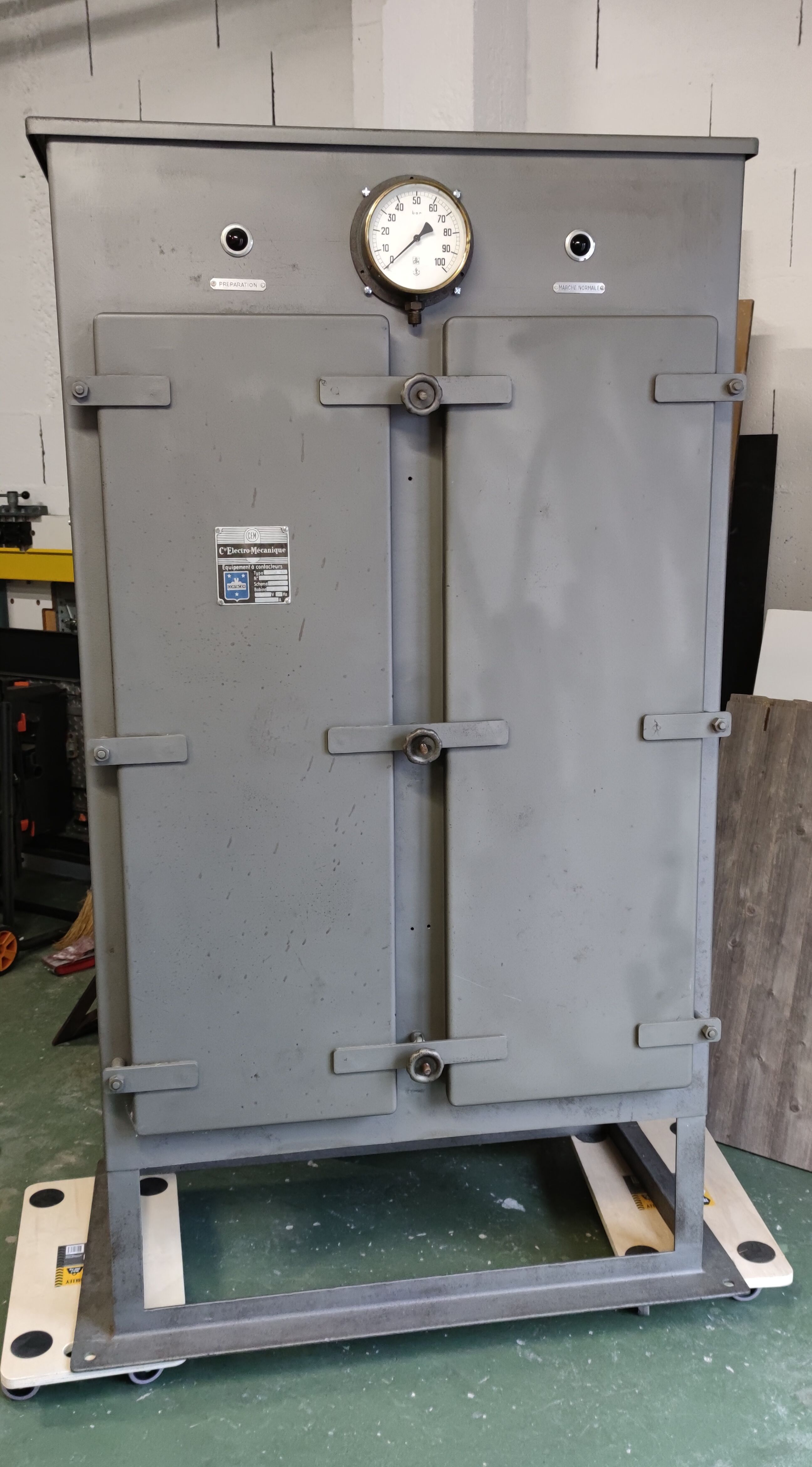 Armoire métallique électrique