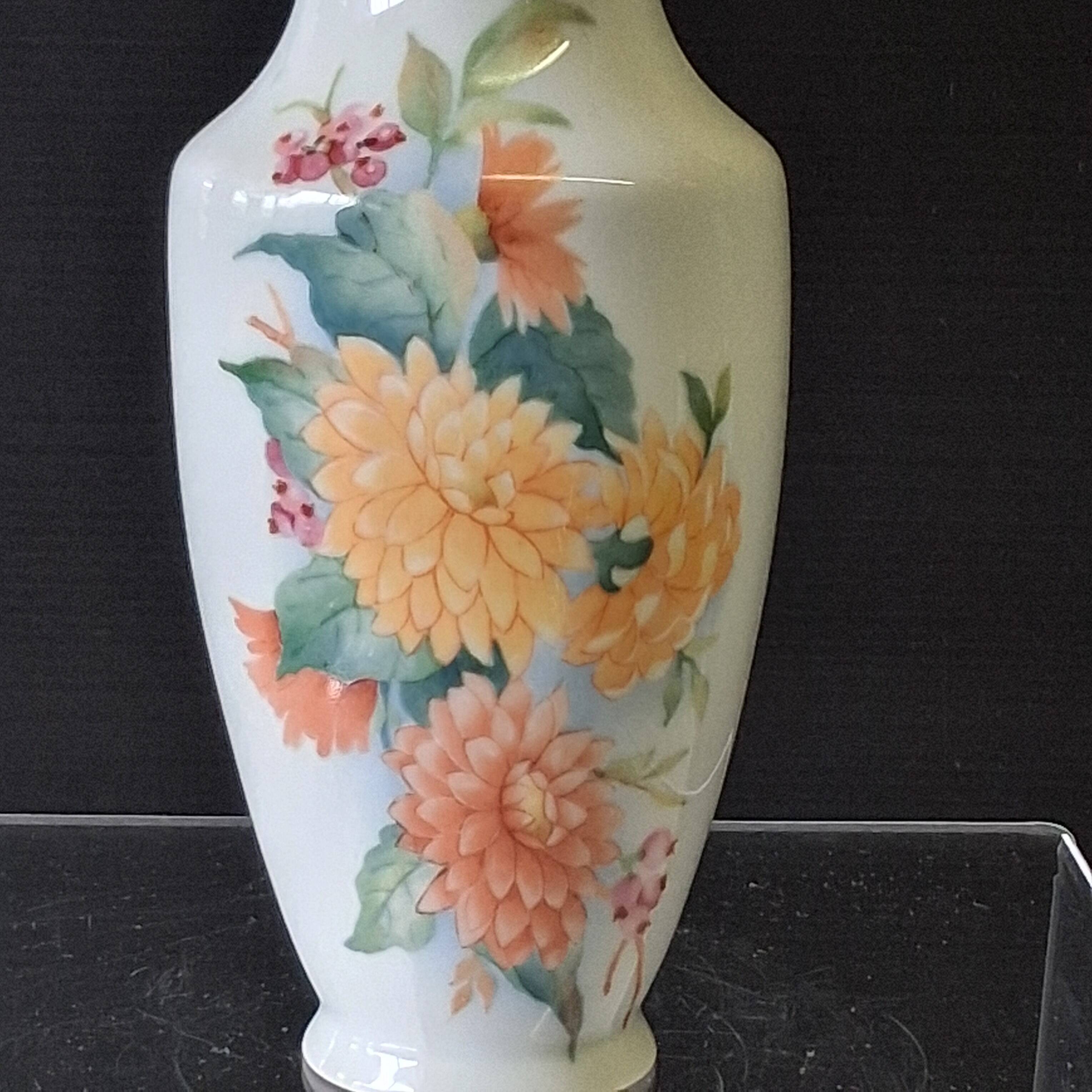 Limoges porcelain vase in very good condition.