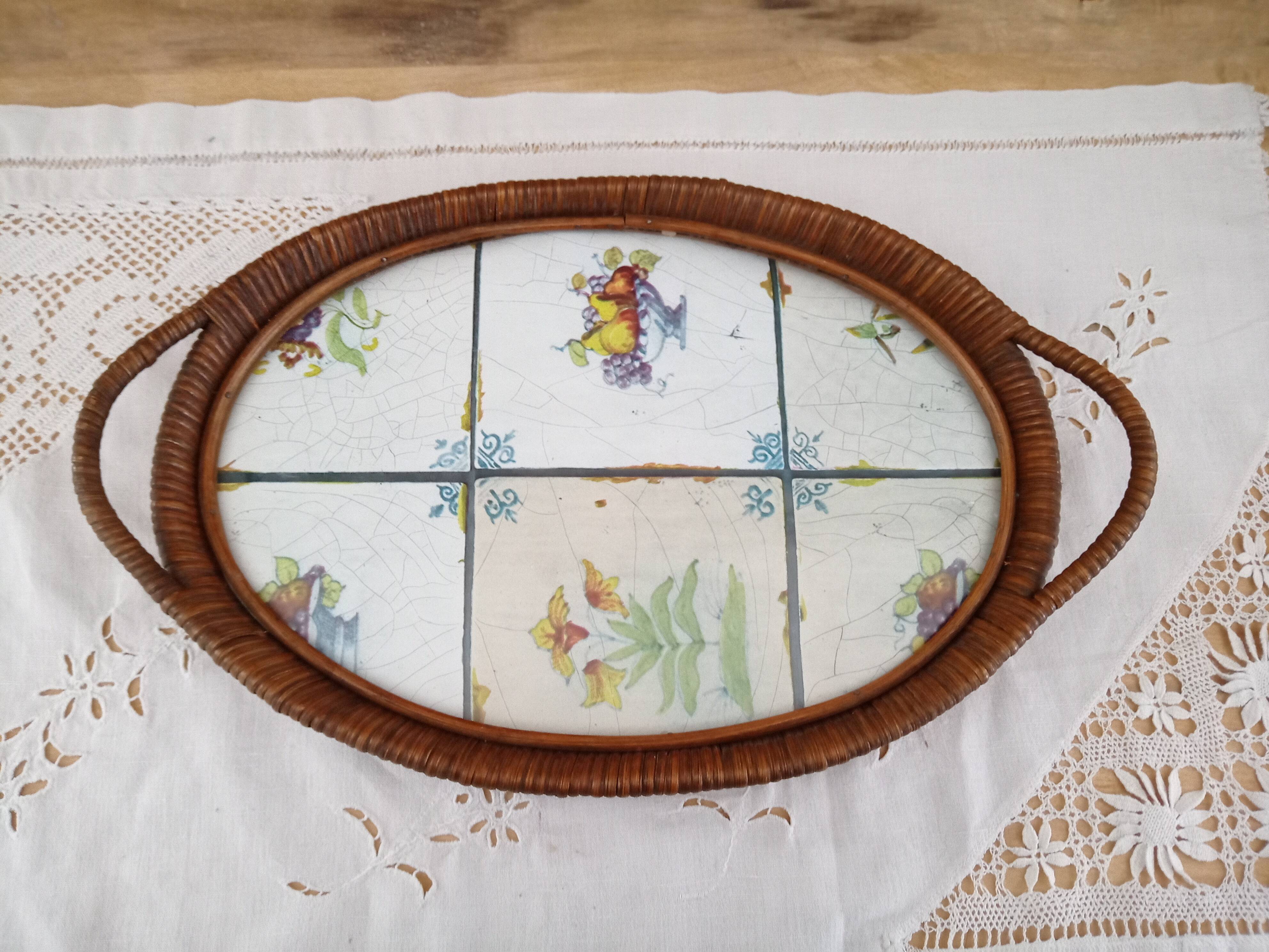 Plateau vintage ovale 2 anses en rotin tressé et décor imitation faïence sous verre