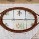 Plateau vintage ovale 2 anses en rotin tressé et décor imitation faïence sous verre