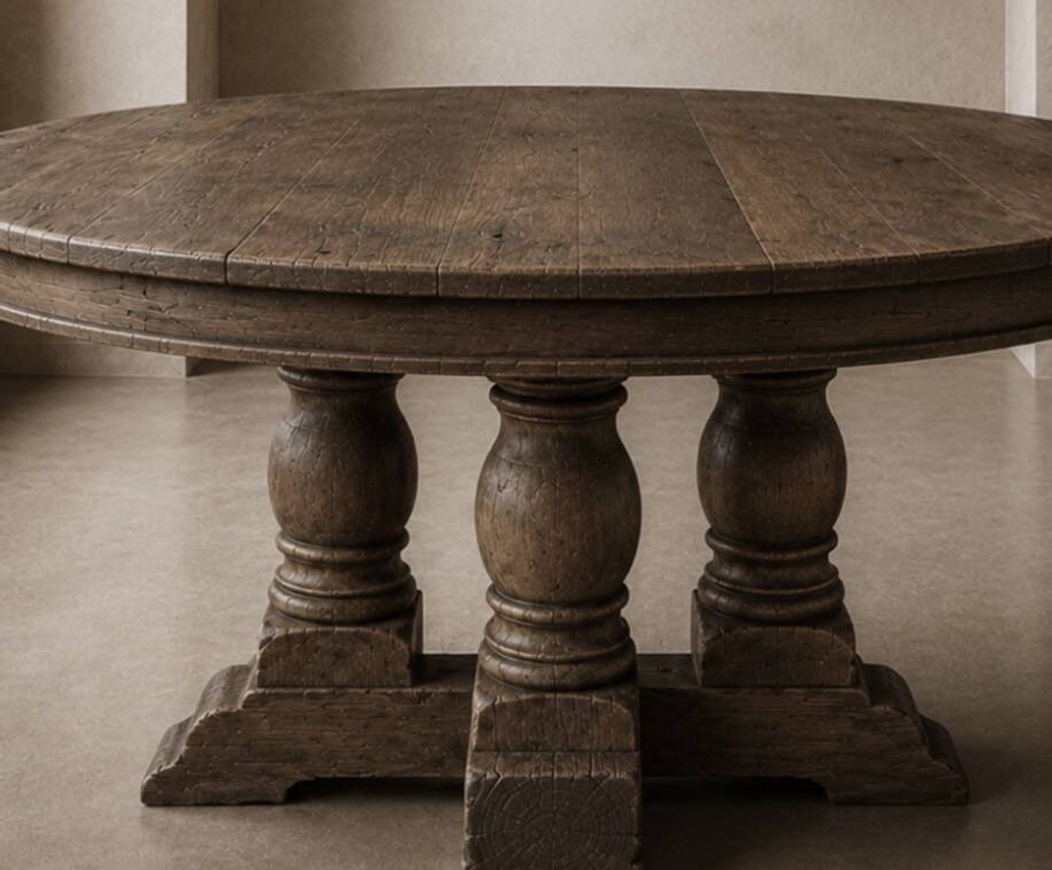 Table ronde à piétement tourné