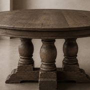 Table ronde à piétement tourné
