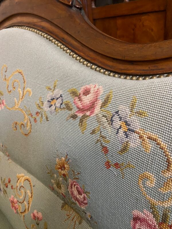 Salon style Louis Philippe avec revêtement brodé - canapé et 4 chaises