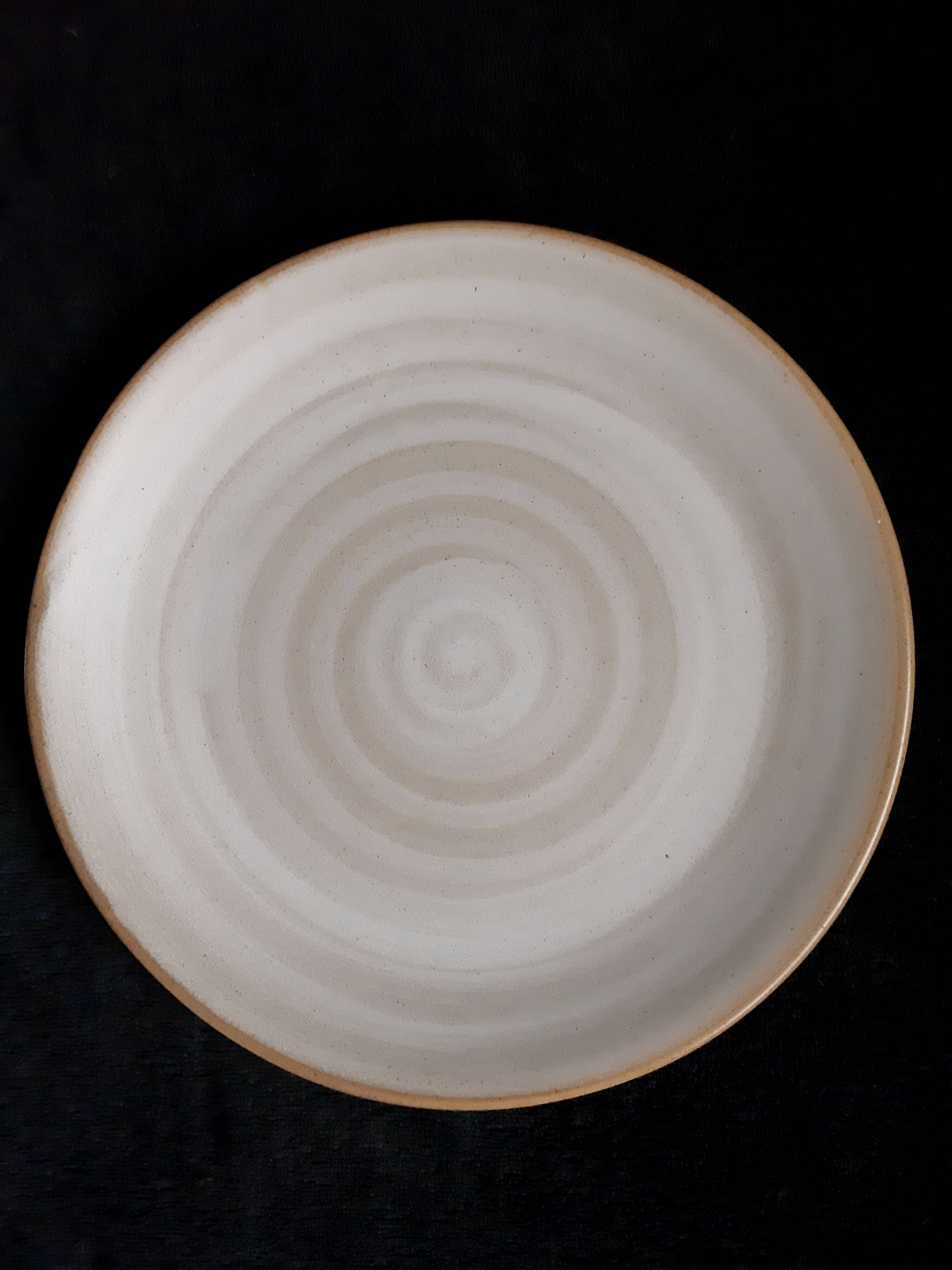 4 stoneware plates