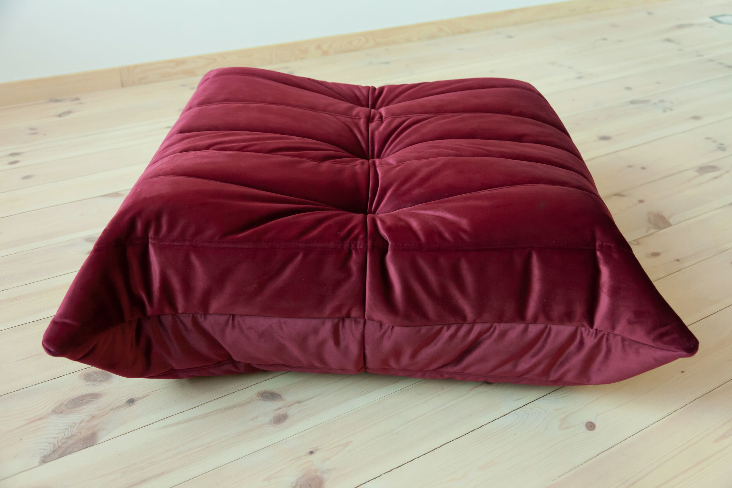 Chauffeuse et pouf Togo en velours bordeaux modèle dessiné par Michel Ducaroy 1973