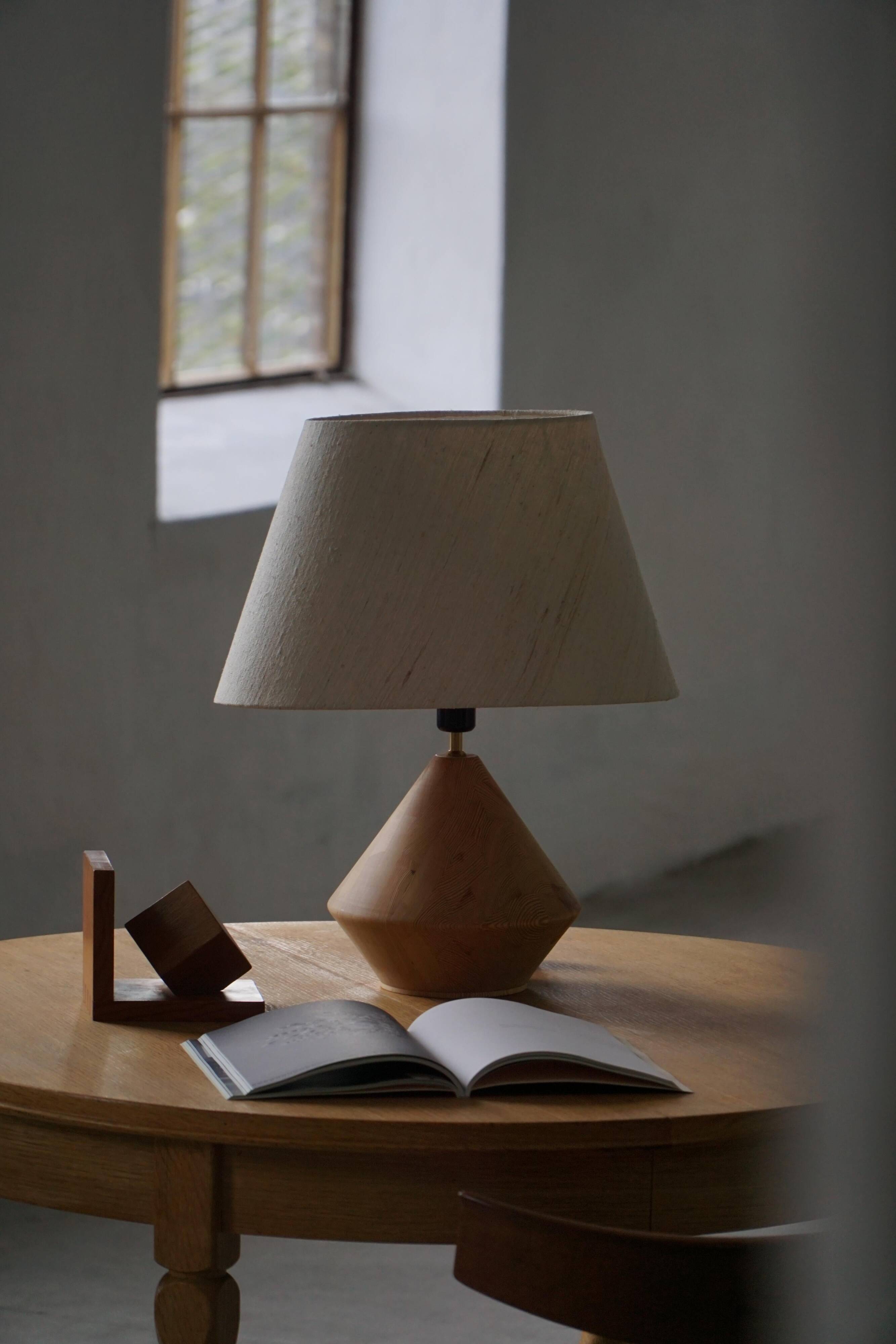 Sculptural Danish modern table lamp in wood by Kirk, 1980s.