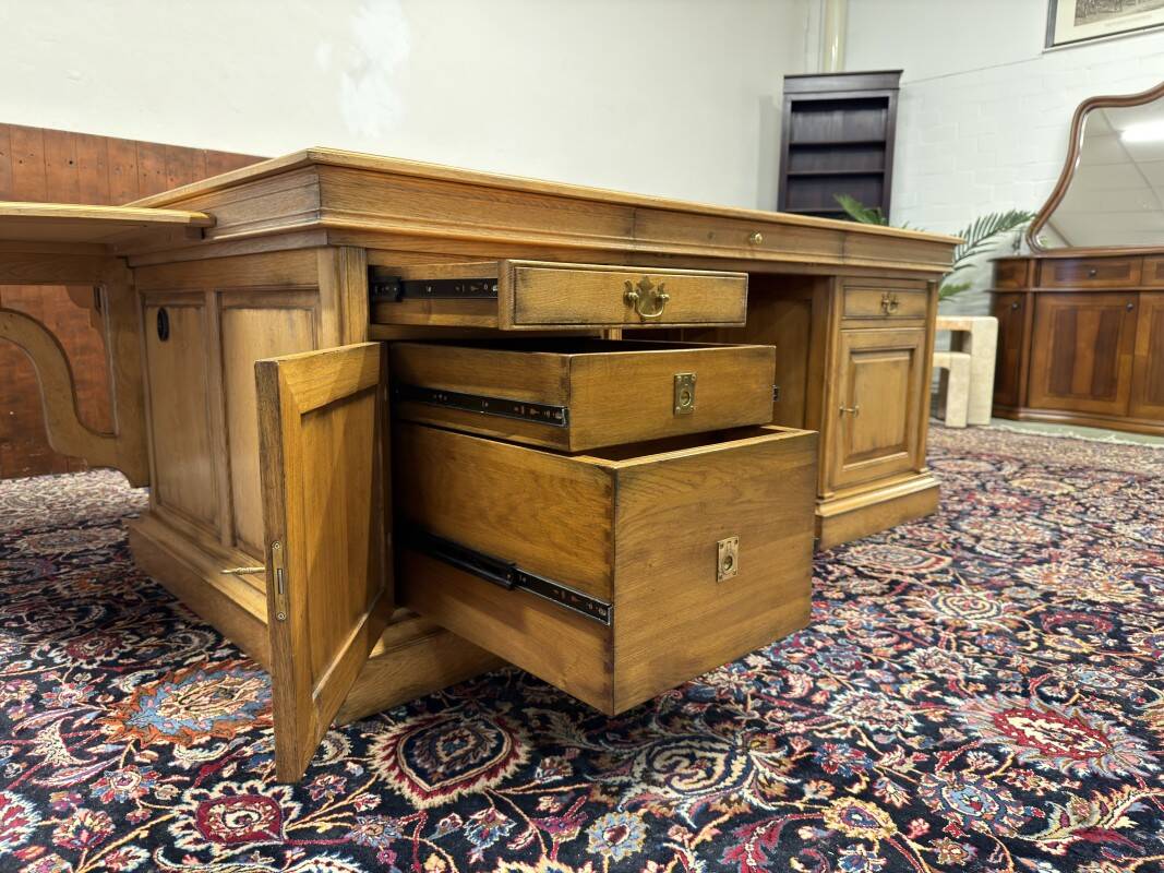 Ensemble de bureau classique RAC en anglais avec table de conférence