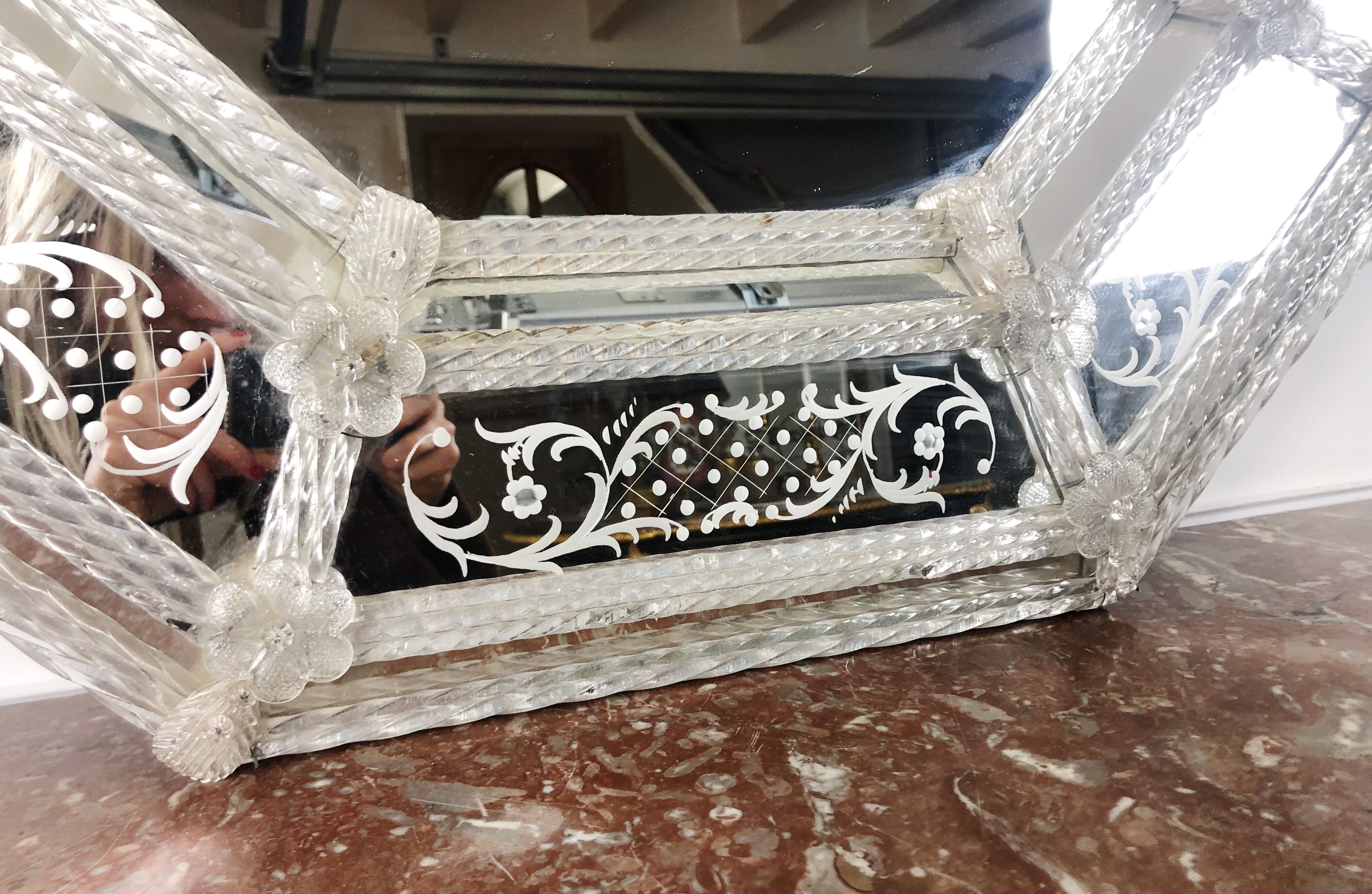 Venetian mirror to parecloses of the 1930s Murano glass 52 x 43 cm