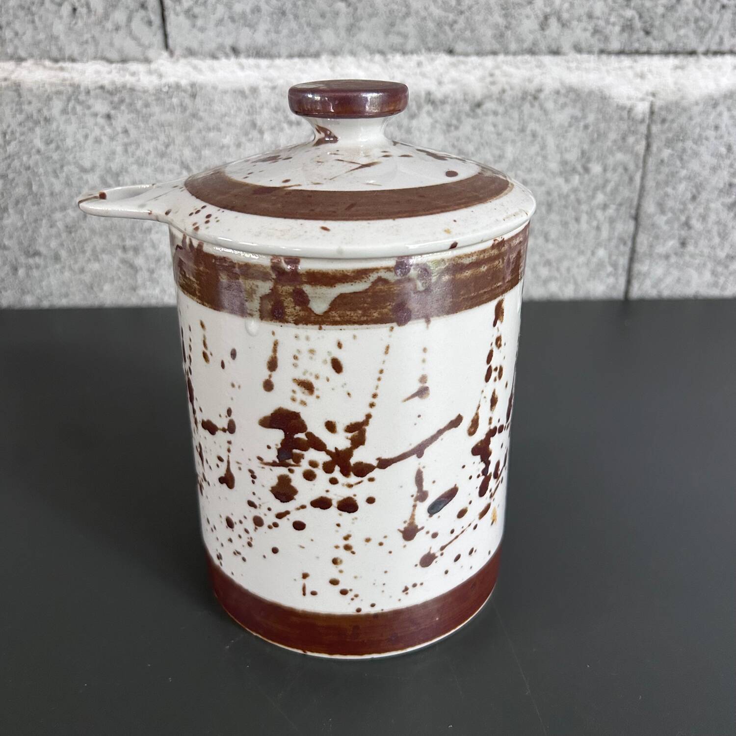 Pollock-style condiment pot