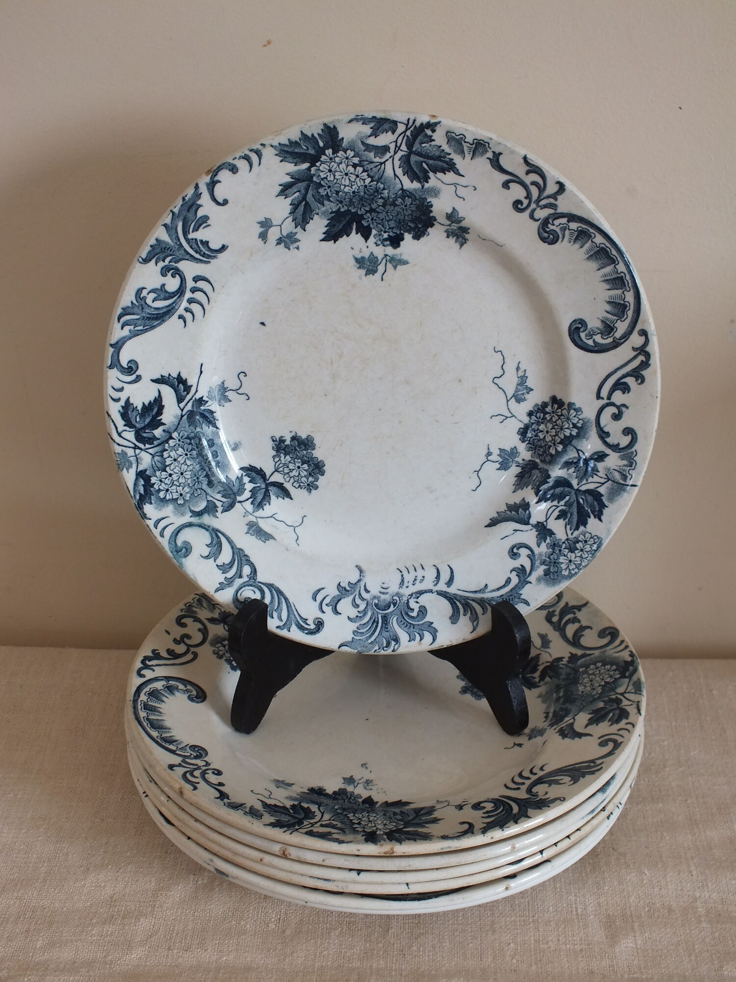 7 flat plates in Terre de Fer St Amand model Boule de Neige