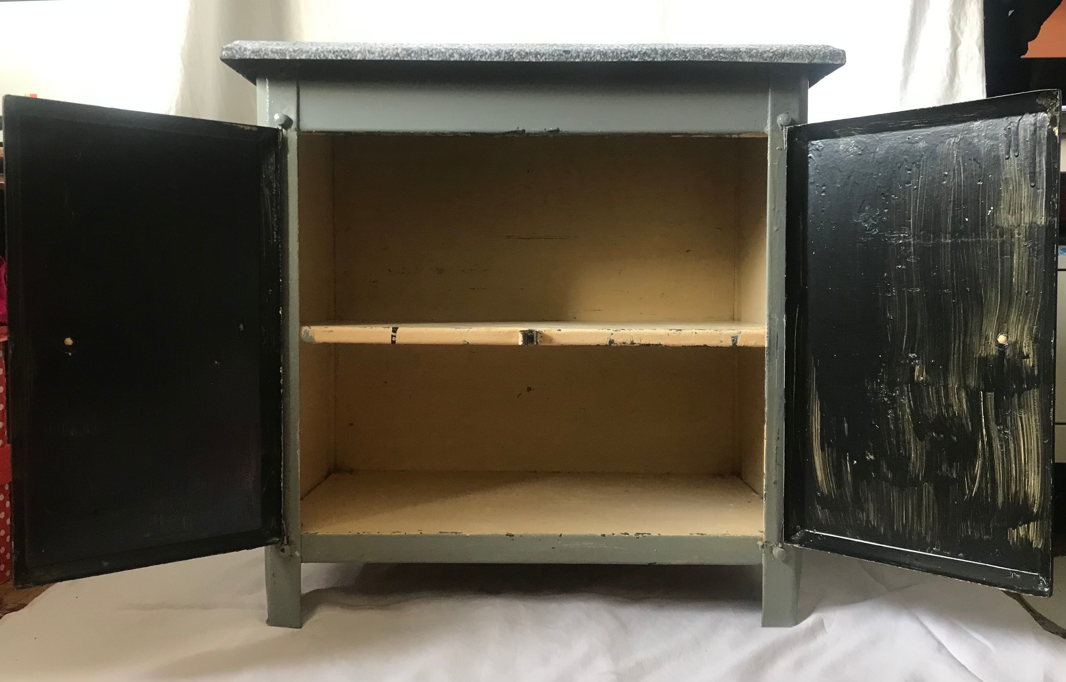 Meuble bas en fer des années 50