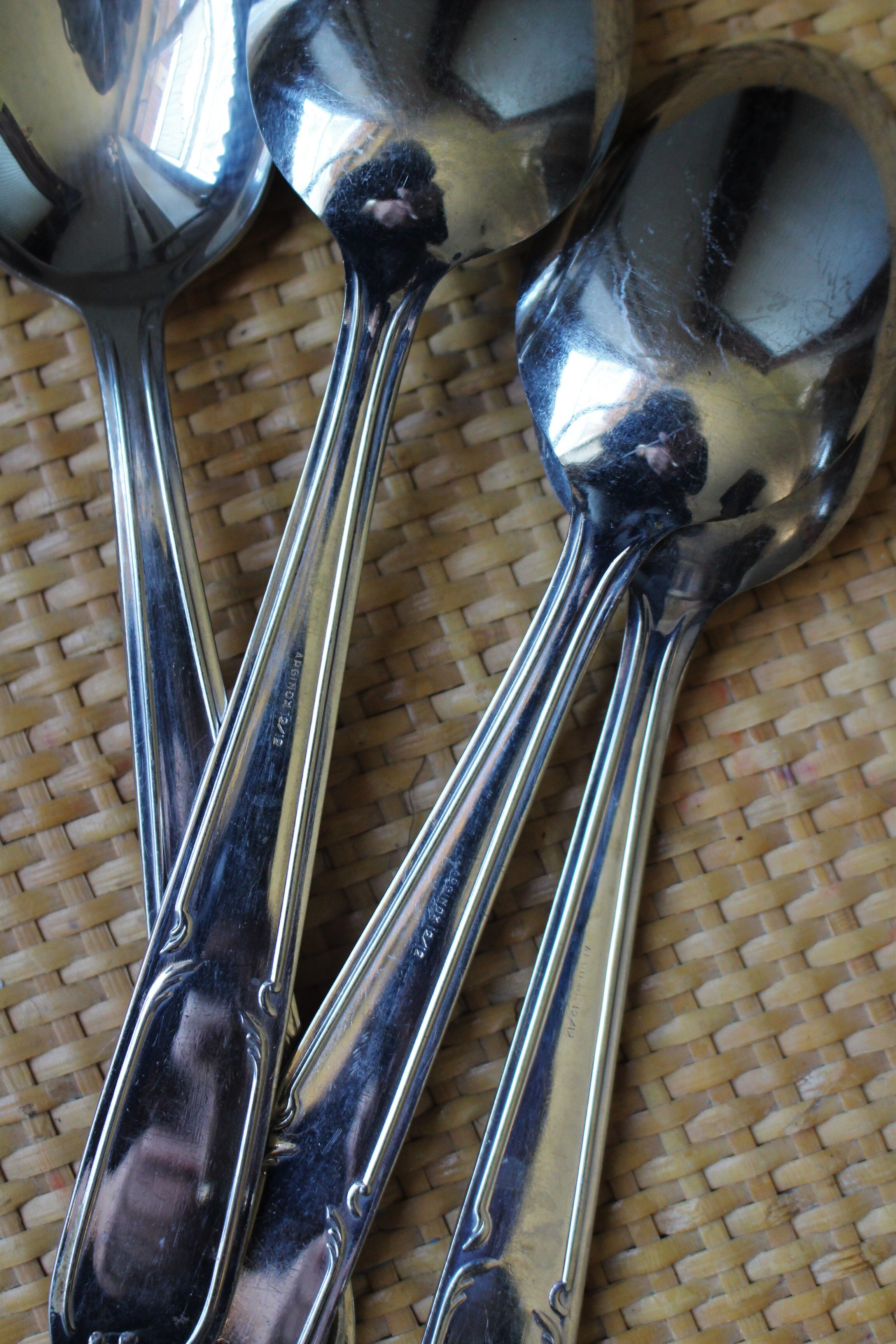 Lot 4 spoons metal decorations