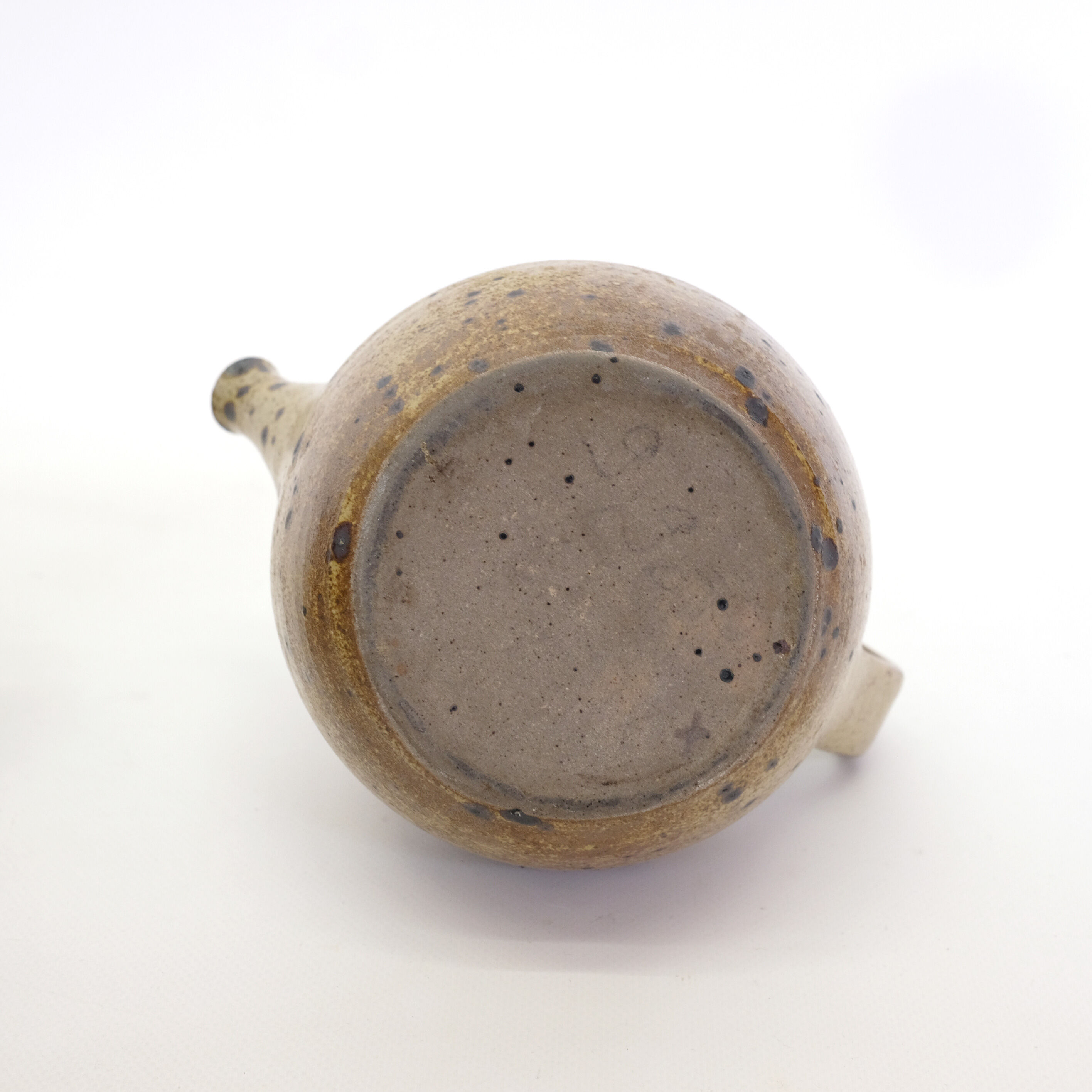 Sandstone teapot from La Borne and 5 cups signed Tiffoche, 1970s.