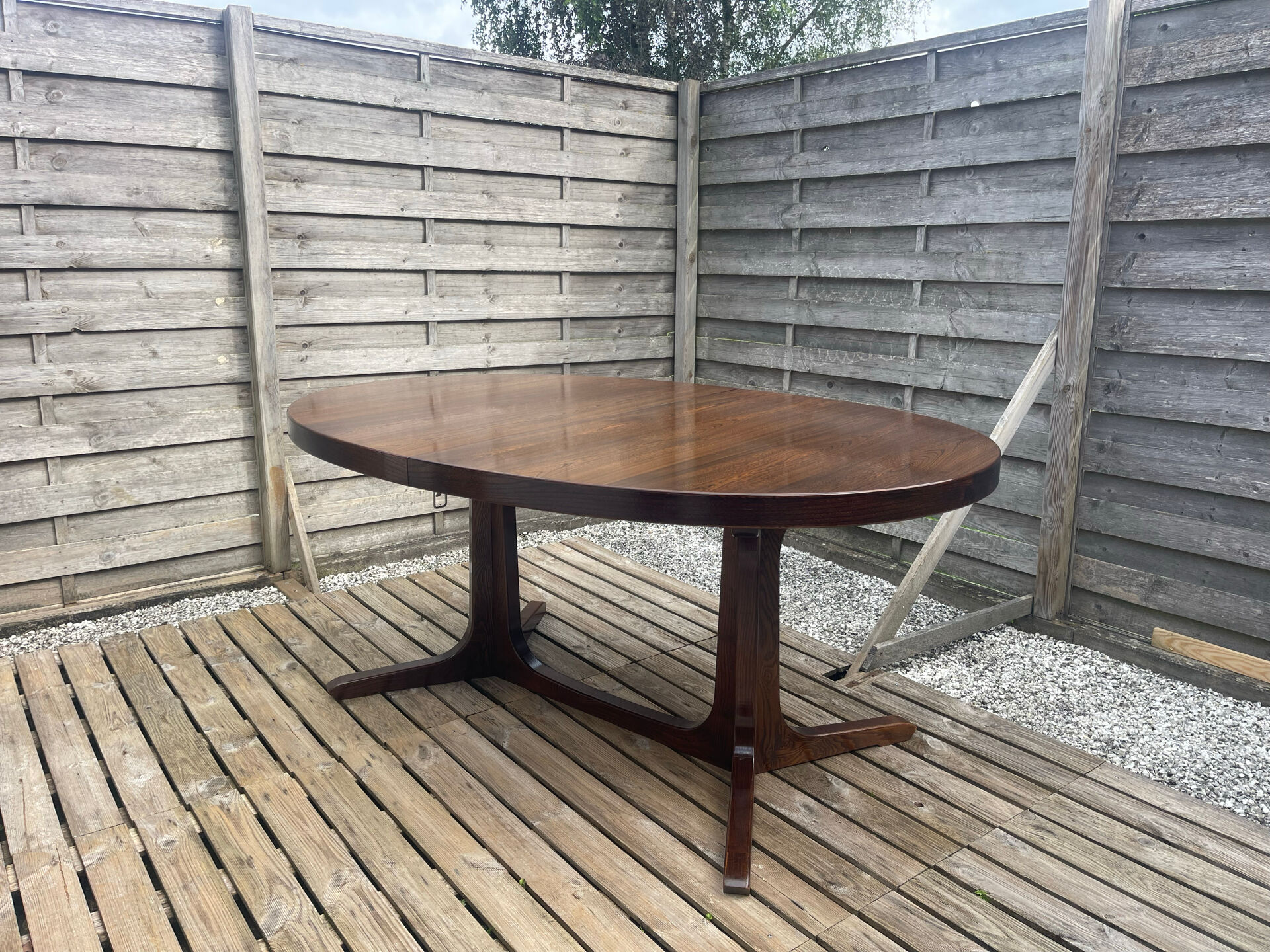 Extendable oval table Baumann, for up to 12 place settings.