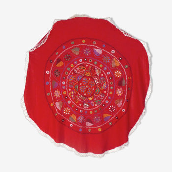 Broderie rouge ronde fait main en france 70s fleurie - 113 cm diamètre - très originale!
