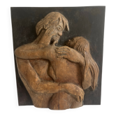 Sculpture sur bois bas relief Homme et femme enfant signée