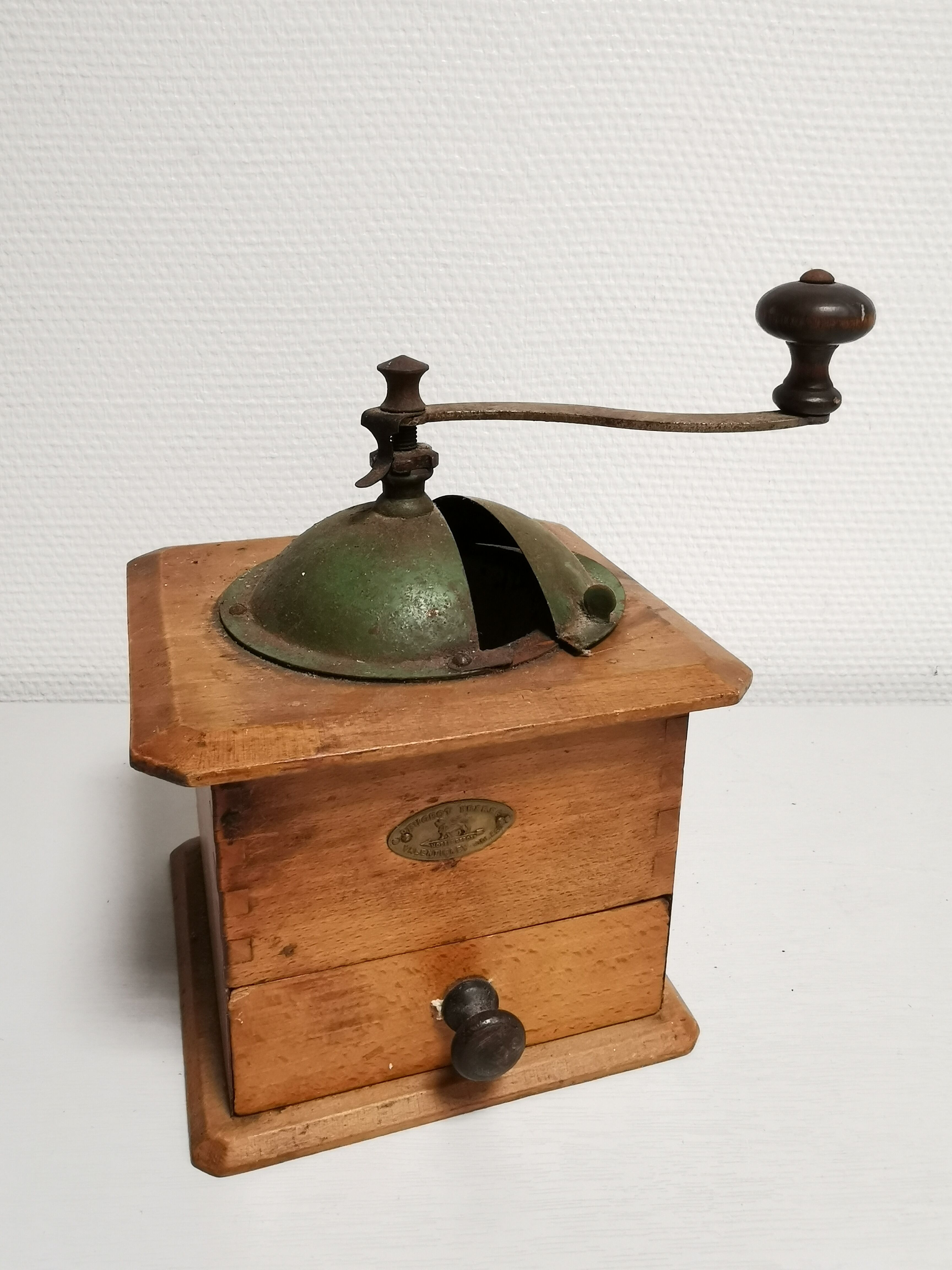 Set of 3 old vintage Peugeot coffee grinders. deco Cuisne Vintage restaurant