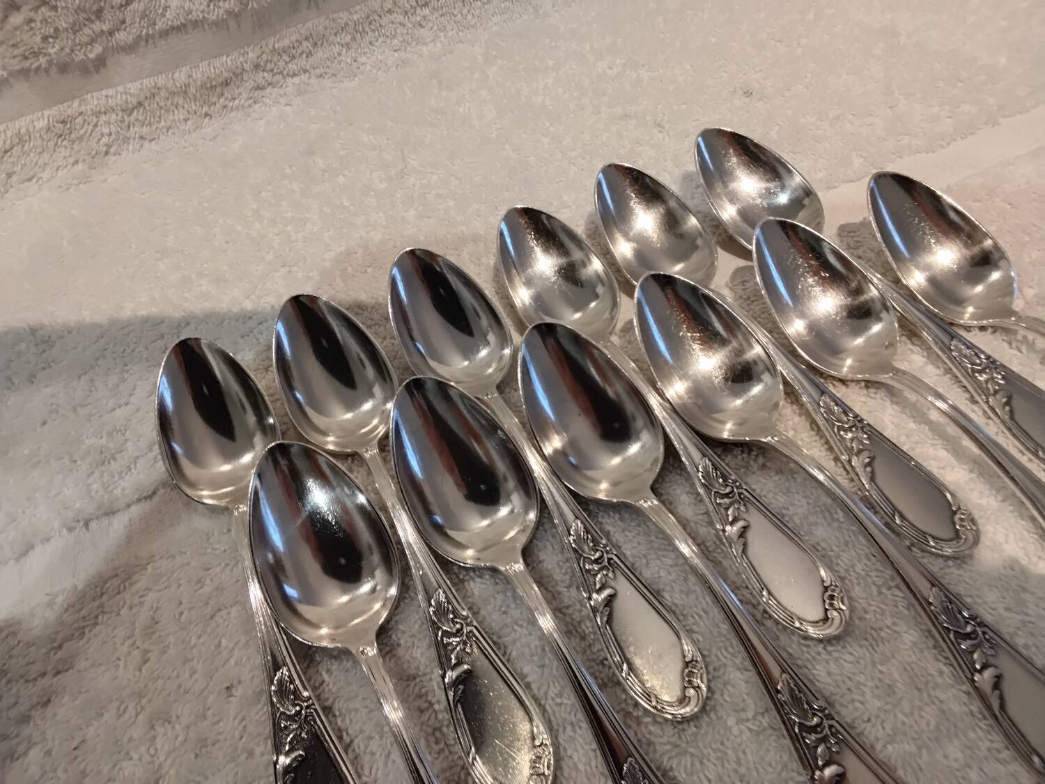 12 silver-plated metal teaspoons with rocaille ribbon decoration, 14.6 cm
