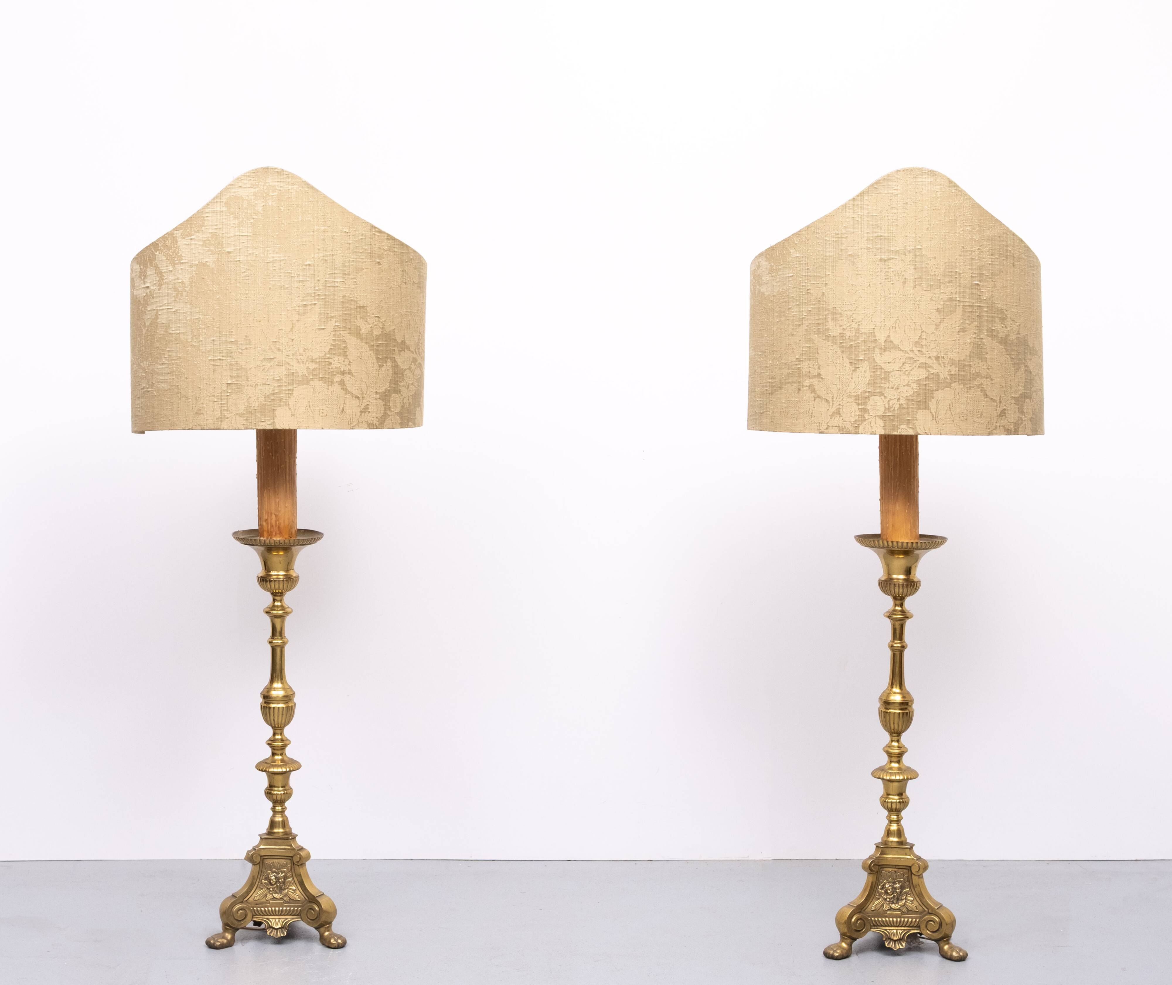 Grands chandeliers d'autel en laiton hollandais du XVIIIe siècle. Lampadaires.