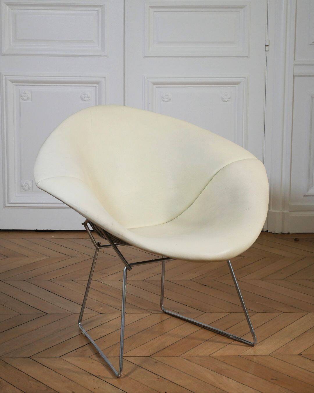 Harry Bertoïa diamond armchair fully upholstered in cream leather