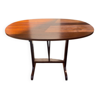 Table pliante ovale – placage acajou – piétement en V – France, vers 1970
