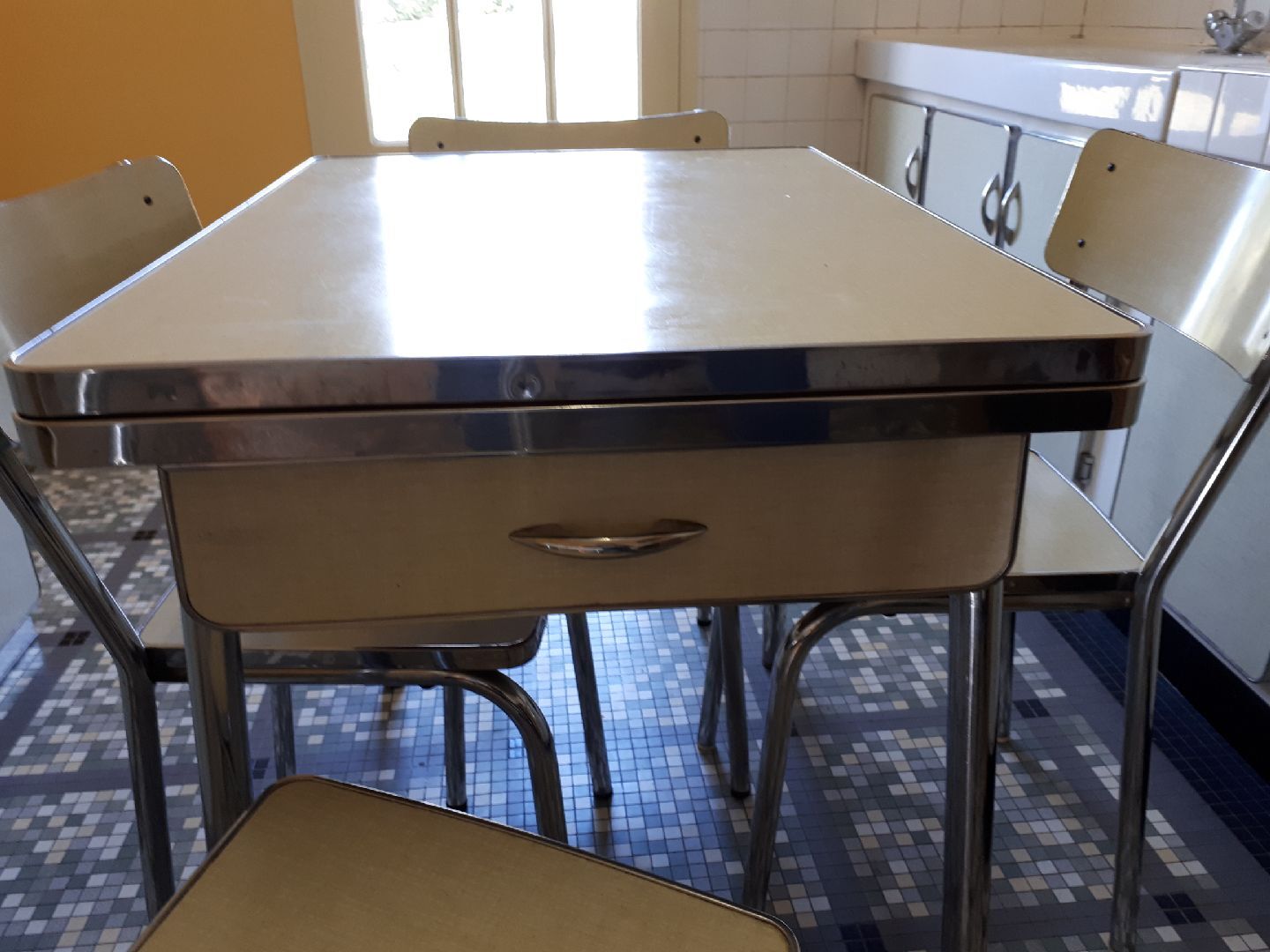 Pivoteau in formica kitchen set