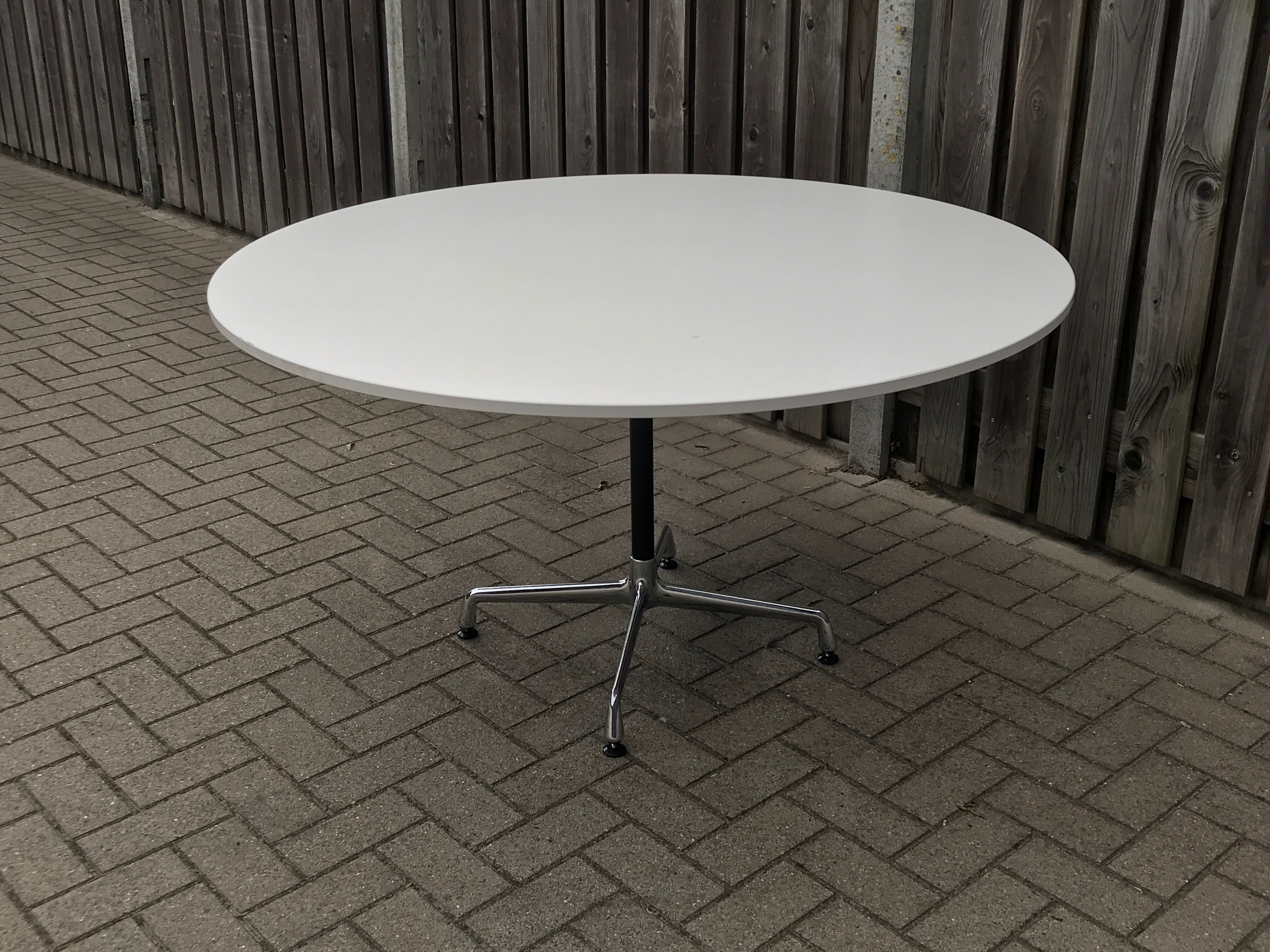 Round dining table by Charles & Ray Eames for Vitra 1980