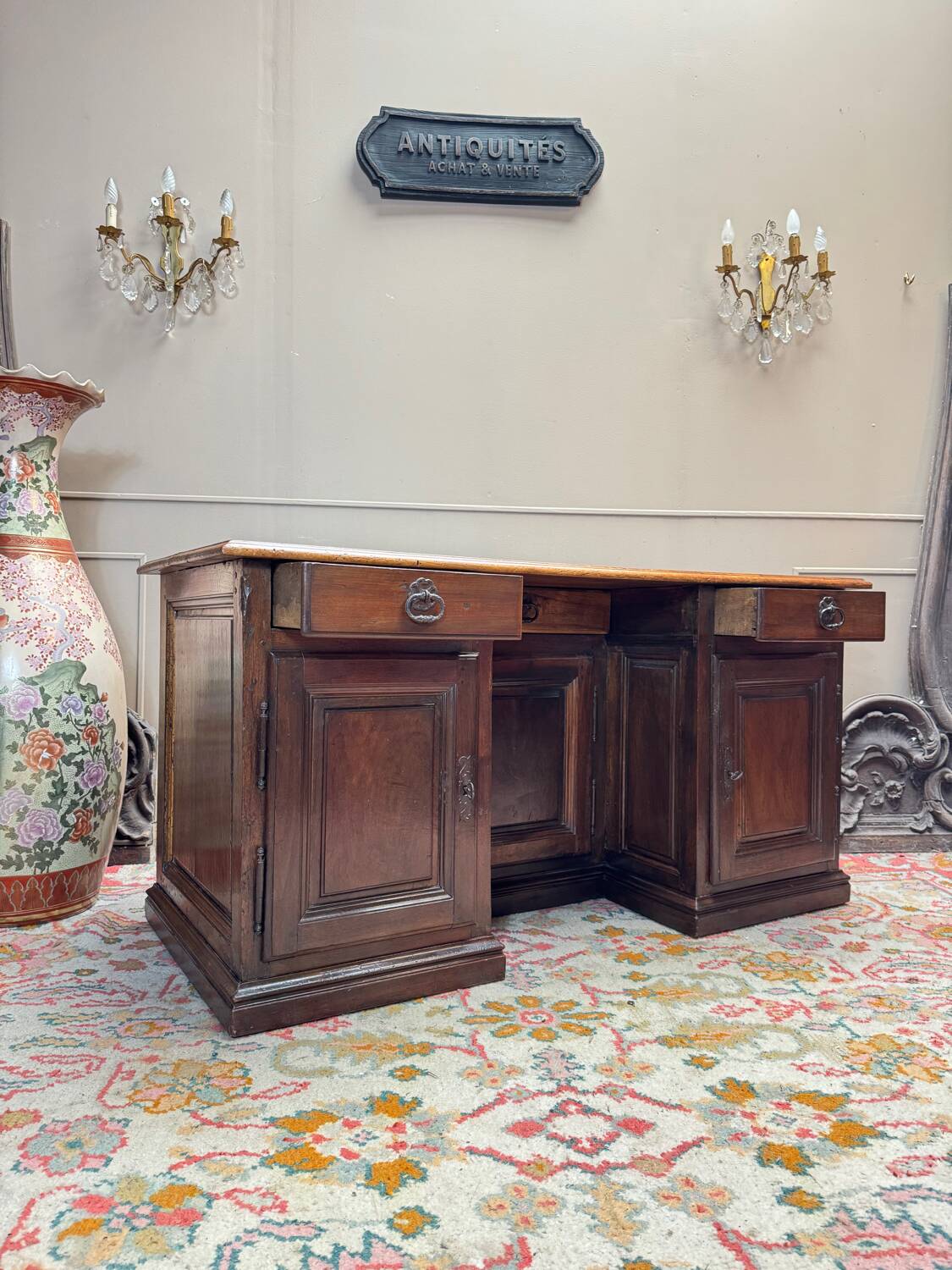 Bureau with a drawer in walnut, 18th century.