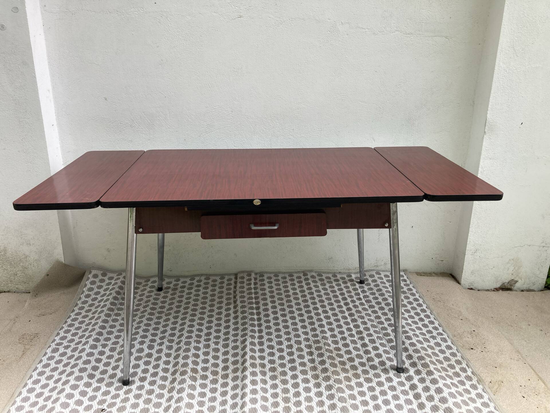 Table Formica jpp couleur lie de vin