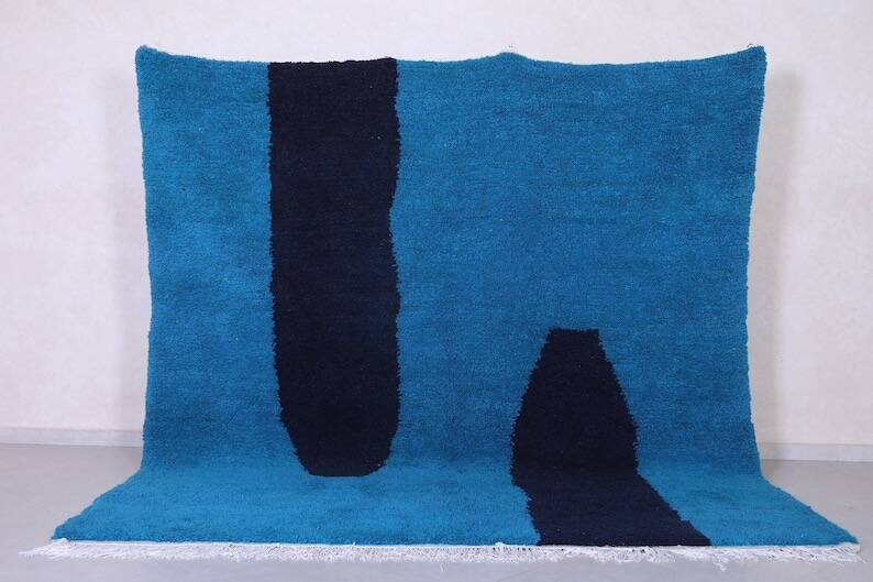 Handmade artisan rug in beige, size 150x250 cm.