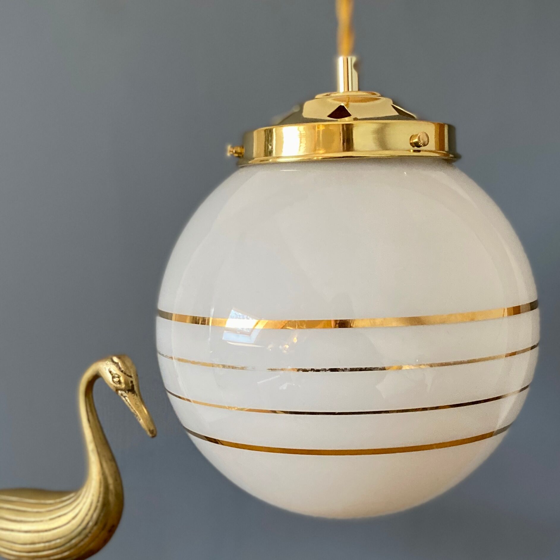 Suspension globe vintage art déco en opaline blanche et dorée