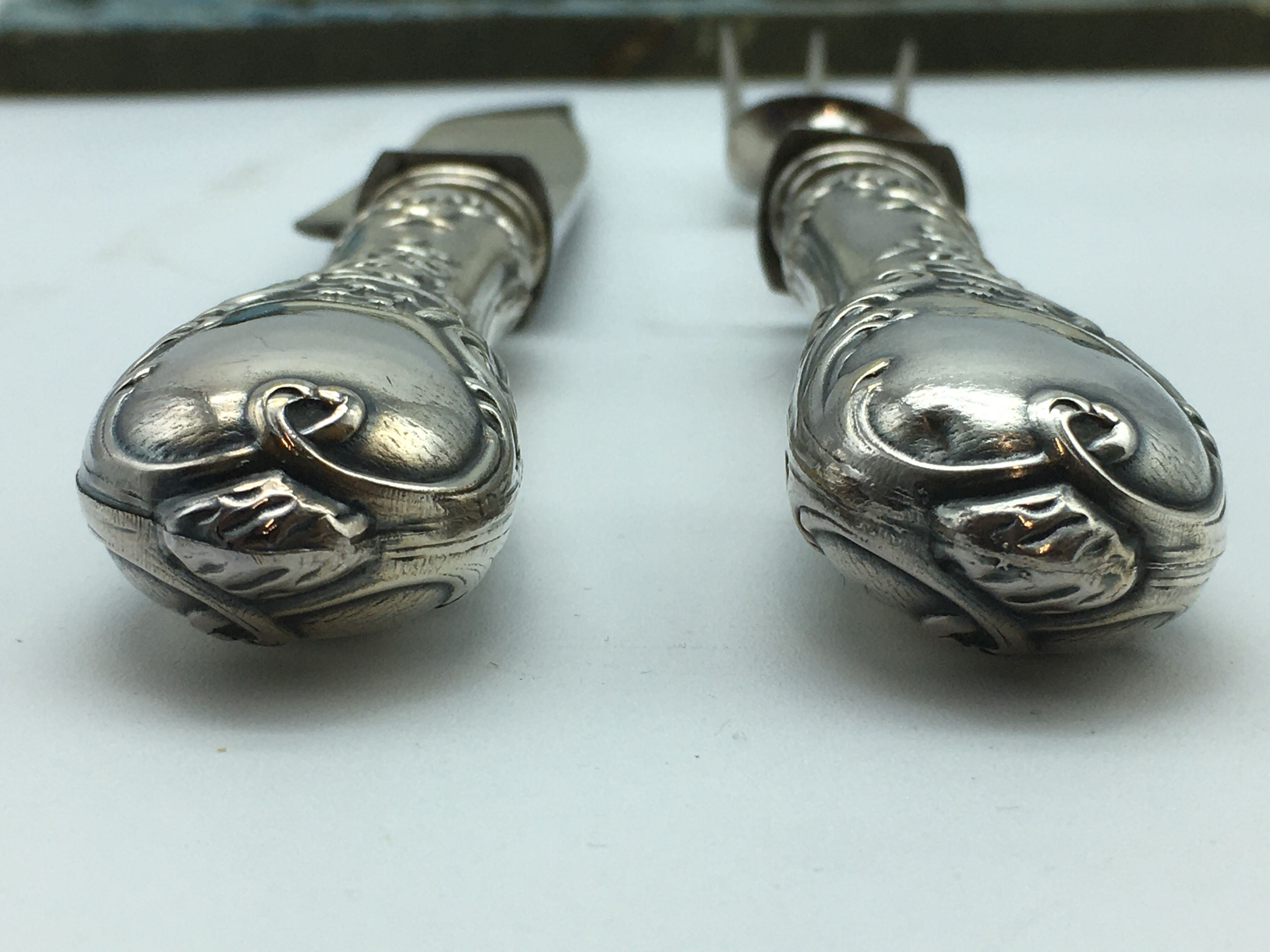 Box of cutlery with leg / roast silver filled.