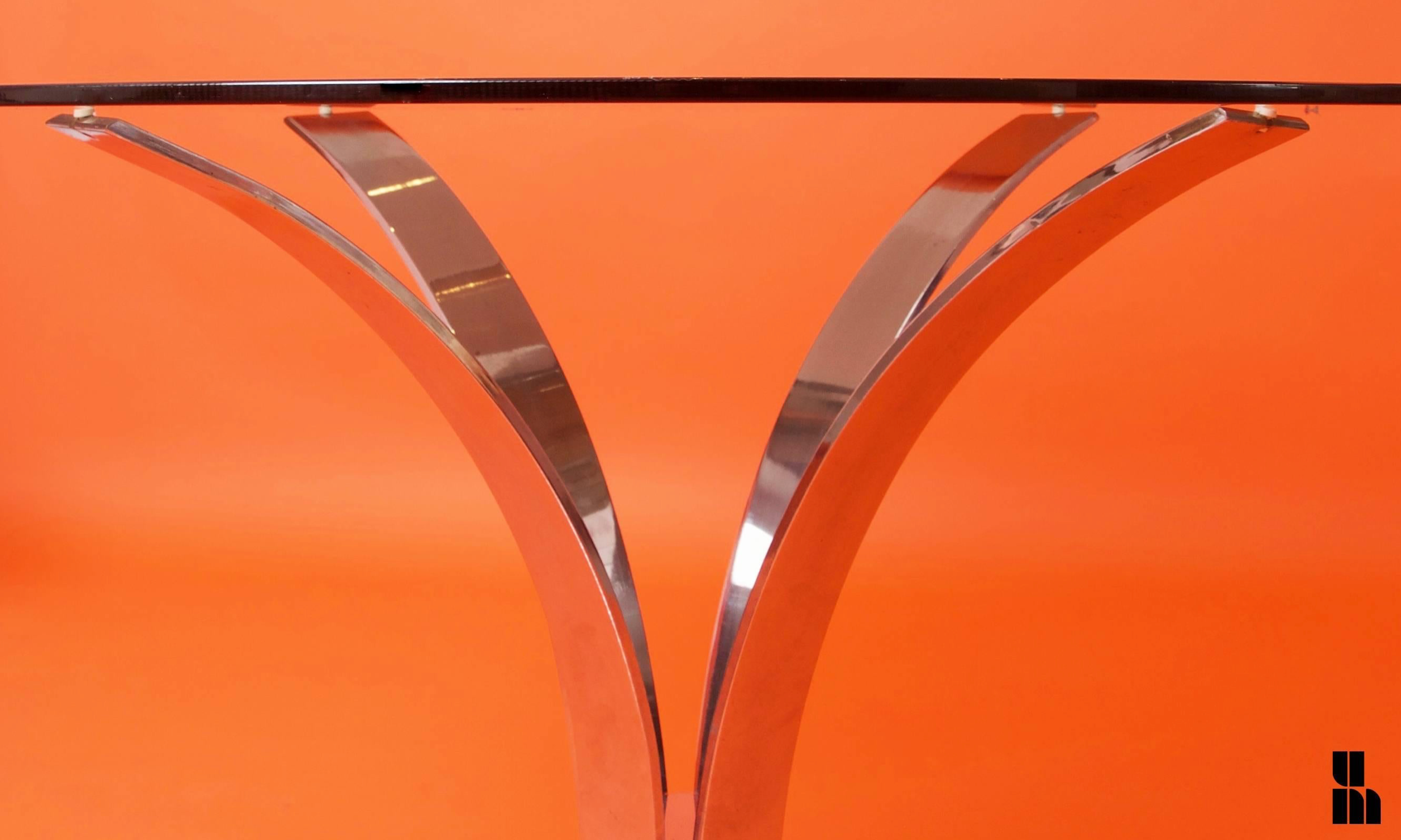 Table circulaire en métal et verre fumé 1970