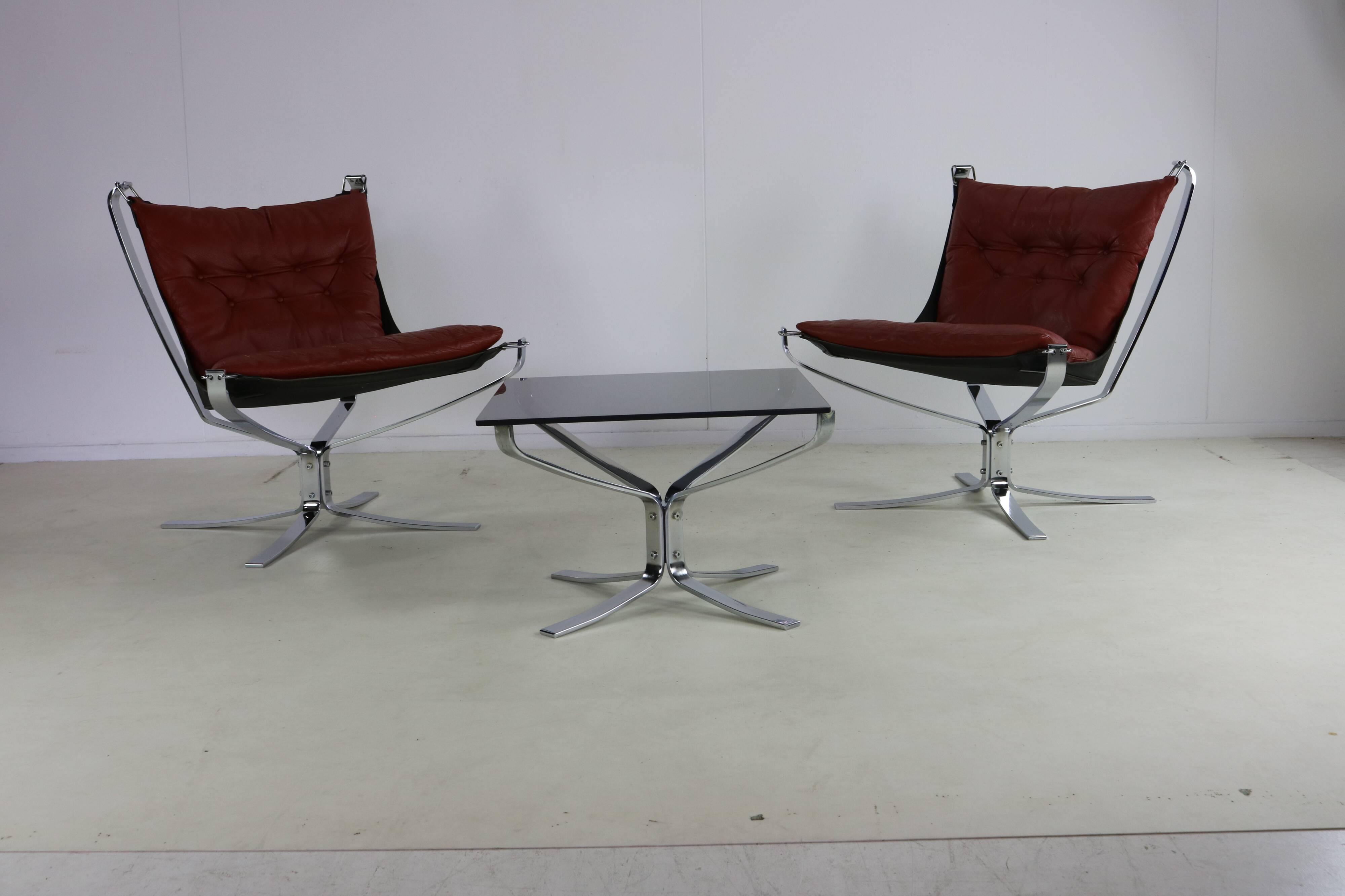 Seventies design special chromed metal Falcon chairs and table by Sigurd Re