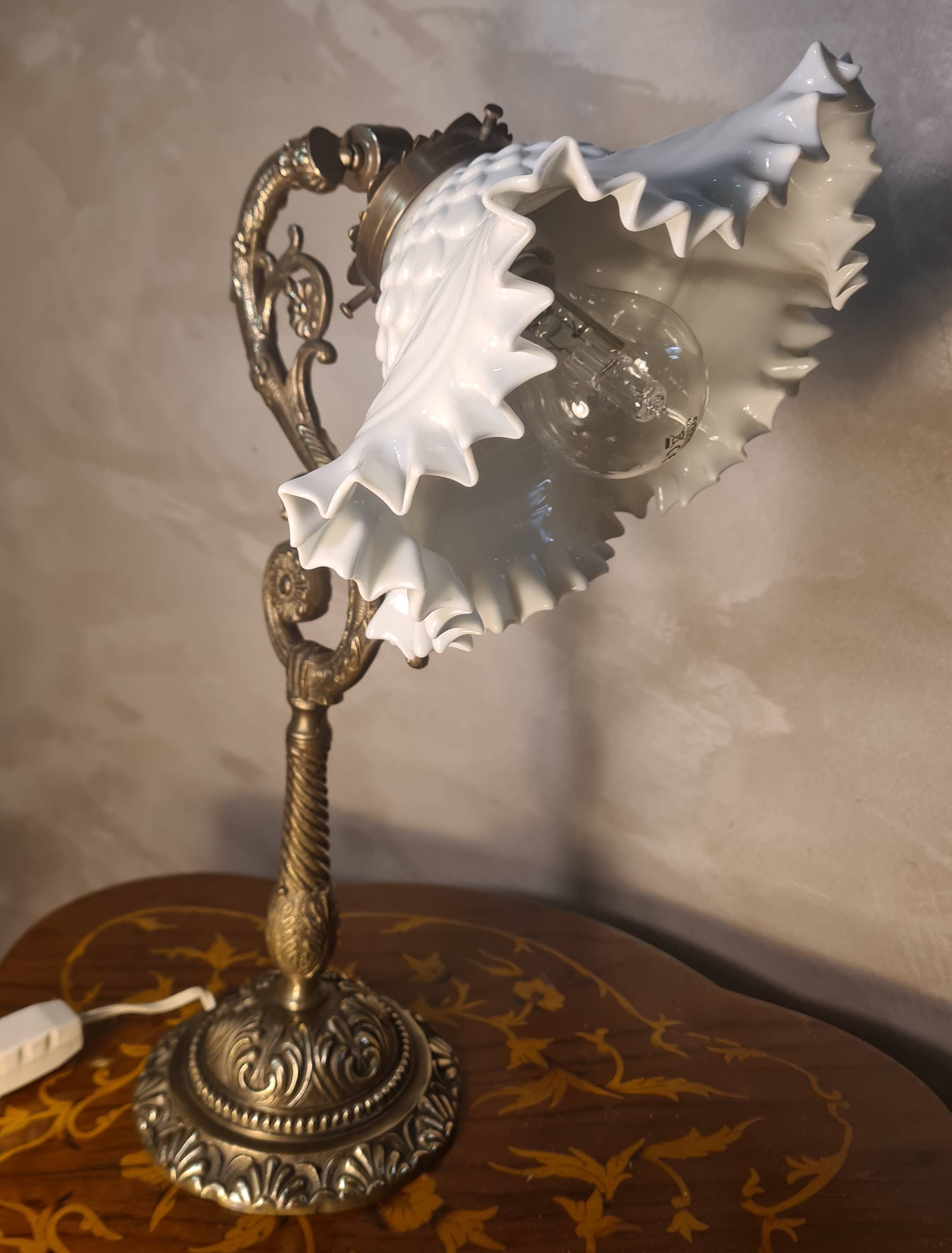 Lampe en bronze et abat-jour en opaline blanche, 1900