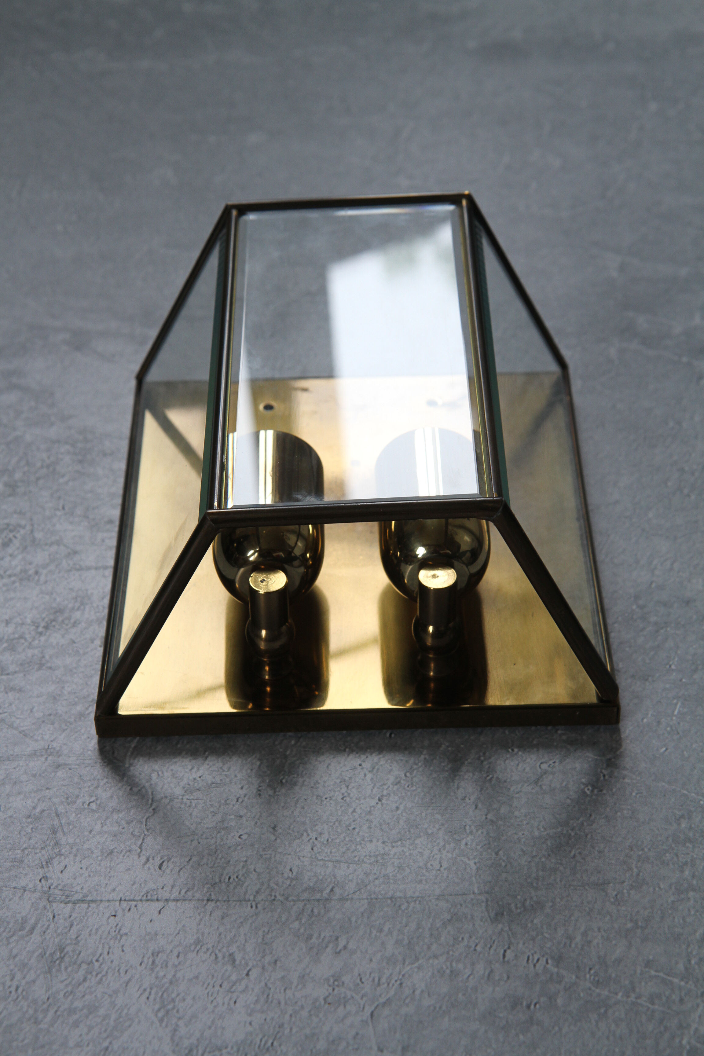 Wall sconce in brass and glass