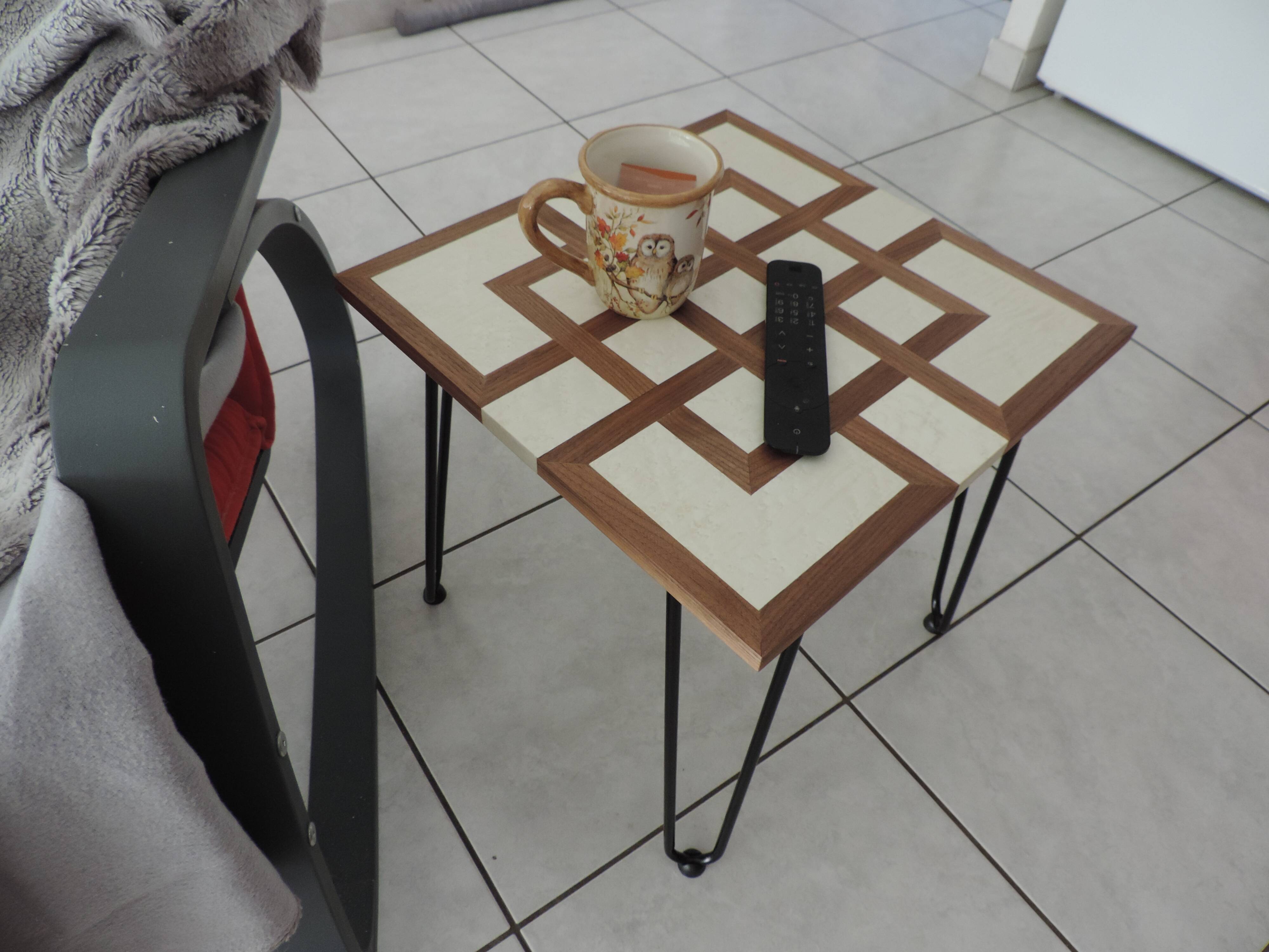 Table d'appoint en noyer américain et érable moucheté blanchi