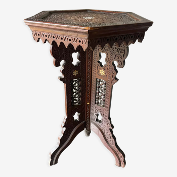 Table turque ottomane antique avec incrustations et sculptures complexes
