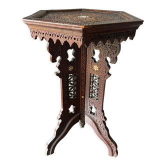 Table turque ottomane antique avec incrustations et sculptures complexes