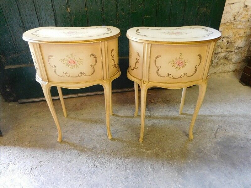 Pair of bedsides modele kidney