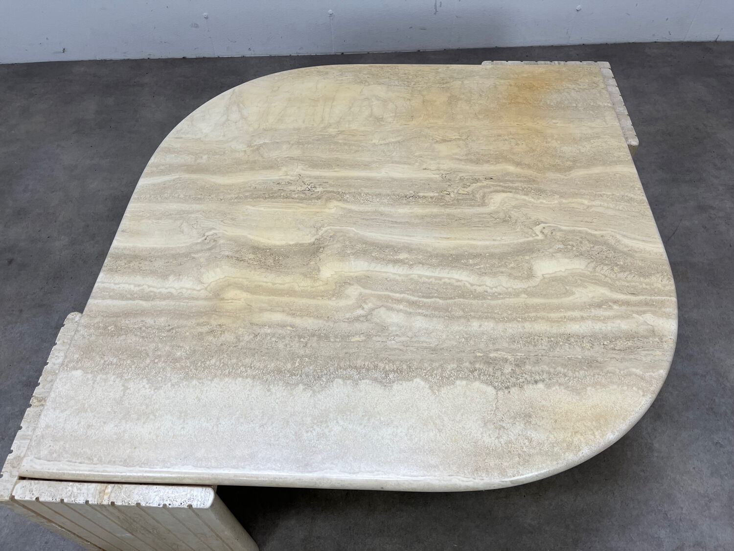 Table basse travertin forme œil par Roche Bobois