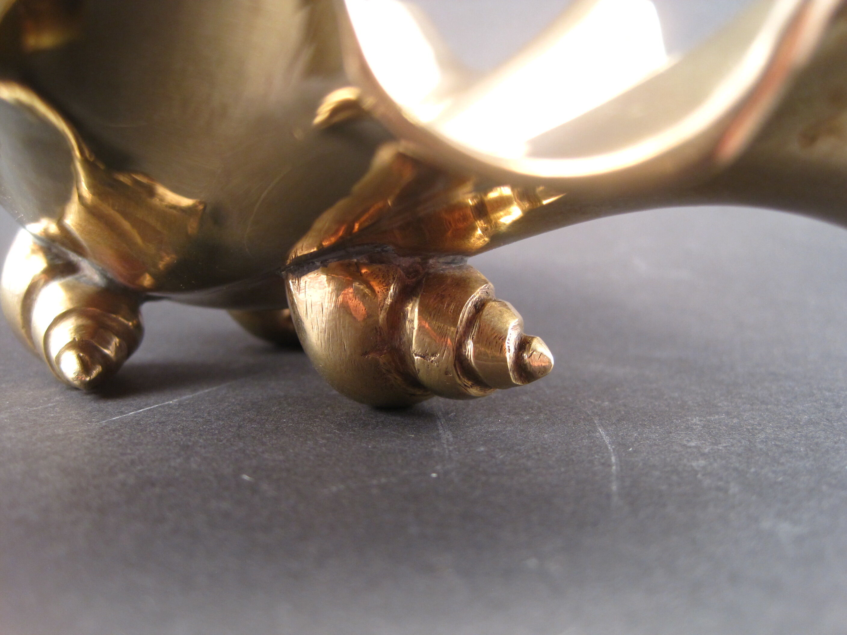 Empty pocket vintage ring cup in solid brass shell tripod 1970