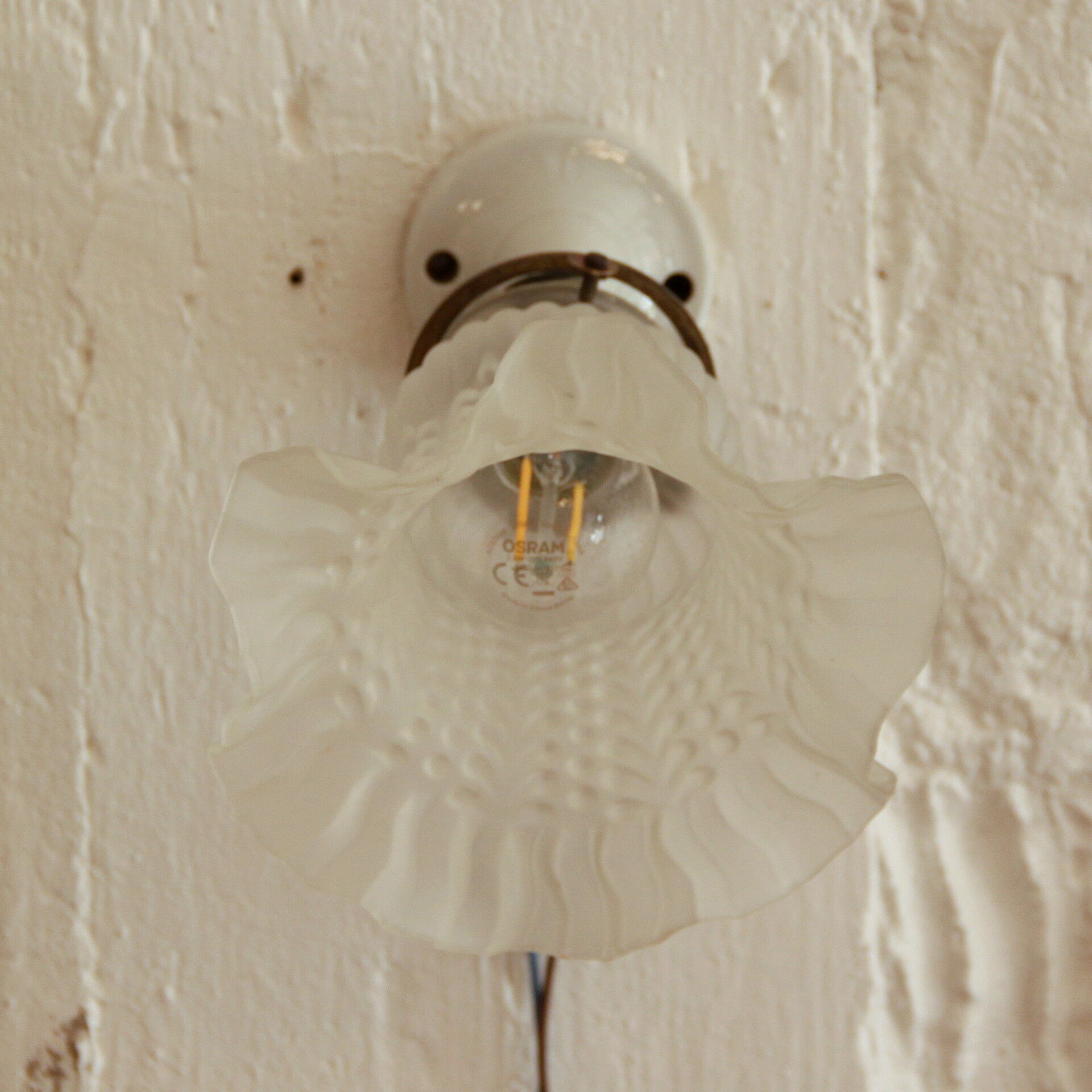 Old wall mural support porcelain tulip glass