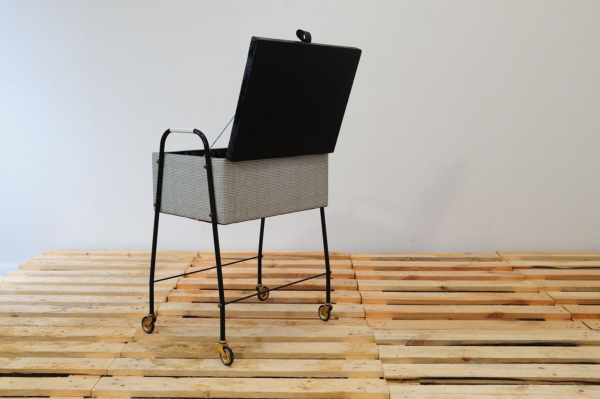 Table de couture allemand sur roulettes des années 1970